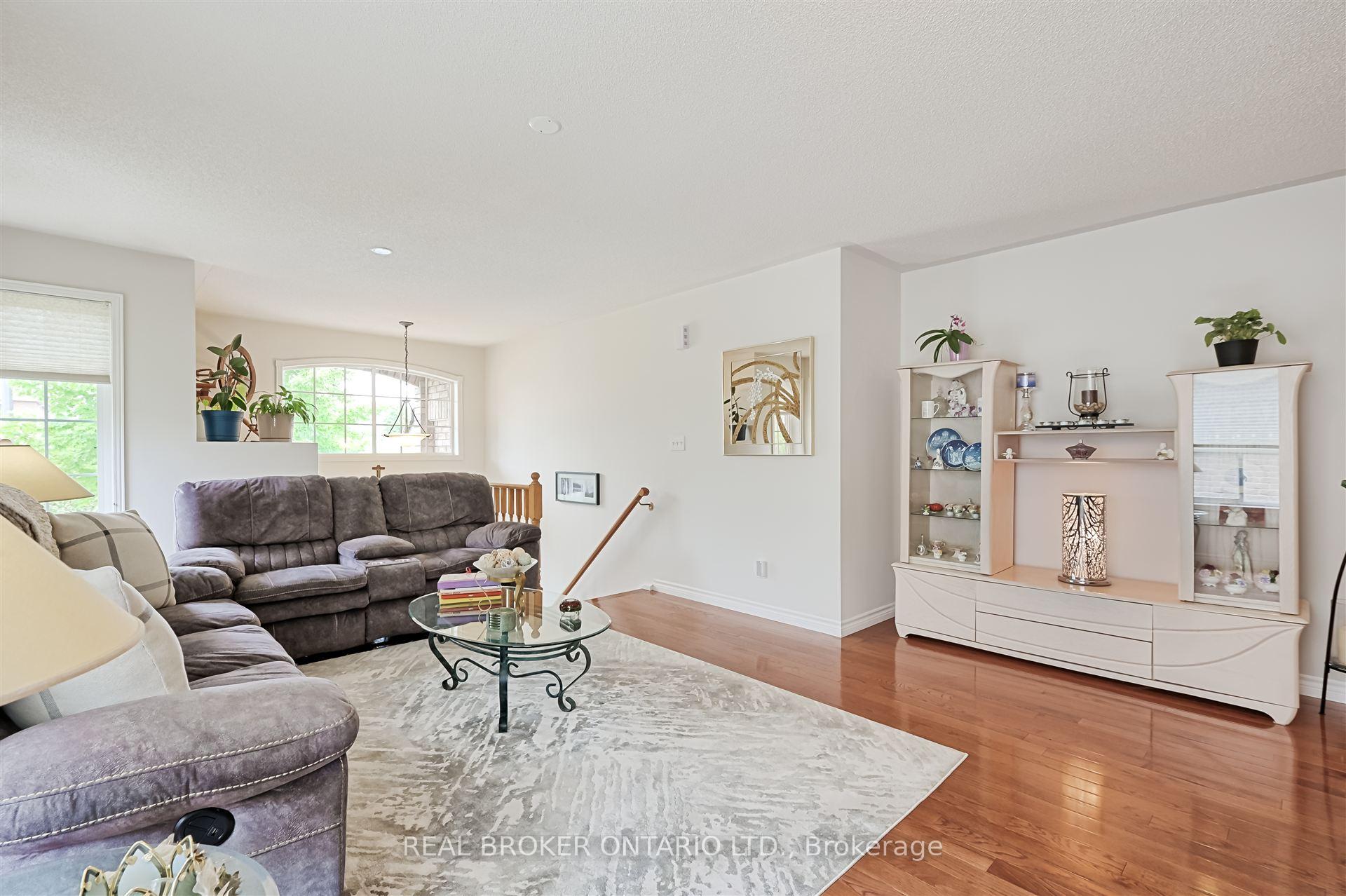 Photo 6 of 40 Padfield Drive, Clarington, Bowmanville — HOMEH