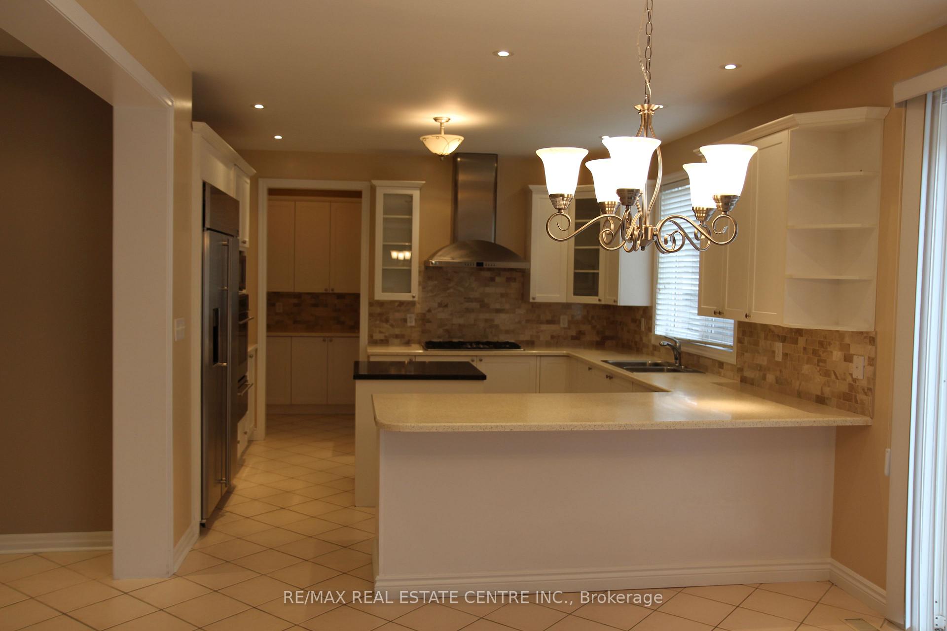Photo 5 of 2341 Canonridge Circle, Oakville, Westmount — HOMEH
