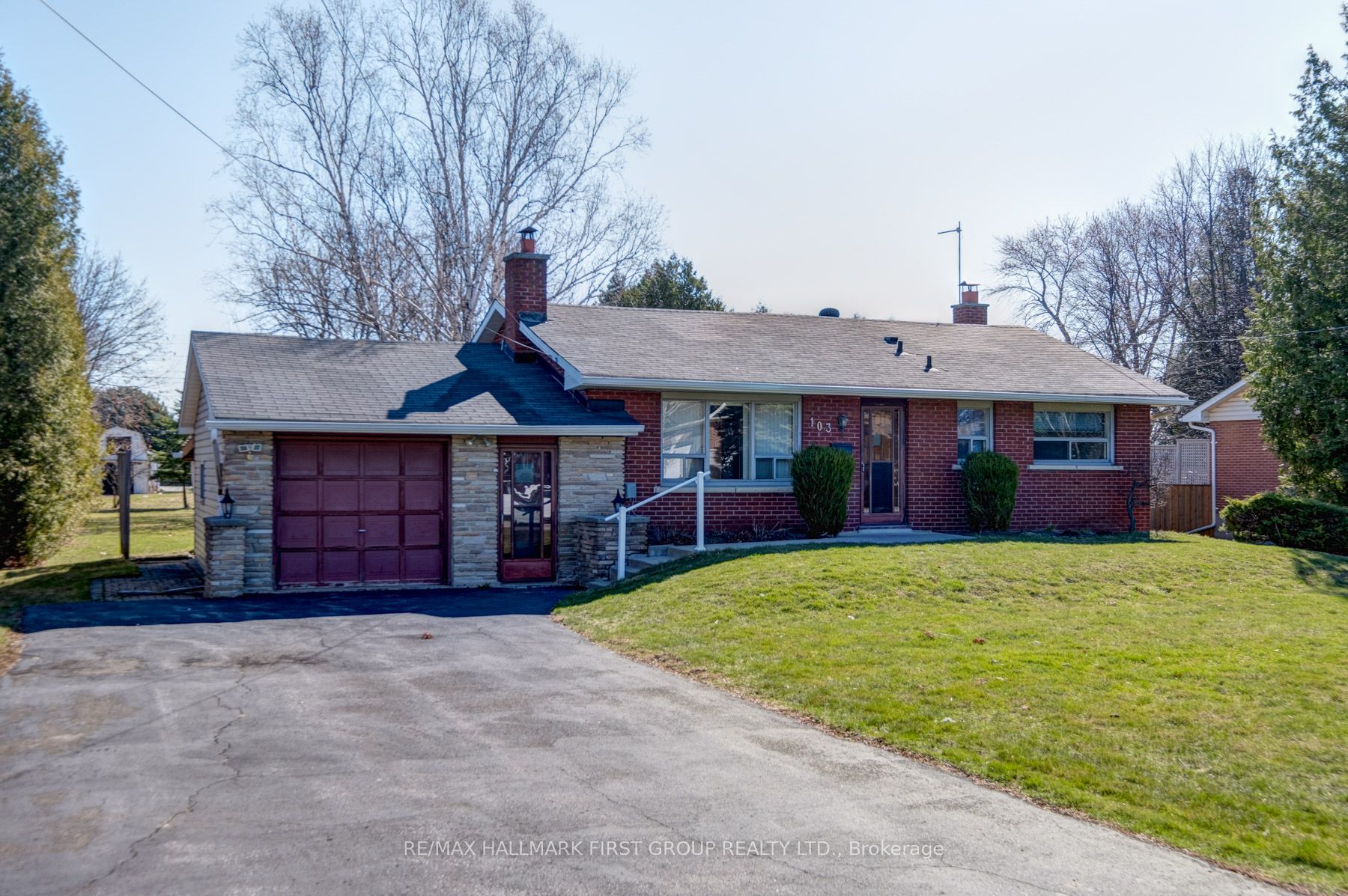 Photo 2 of 103 Elizabeth Crescent S, Whitby, Blue Grass Meadows — HOMEH