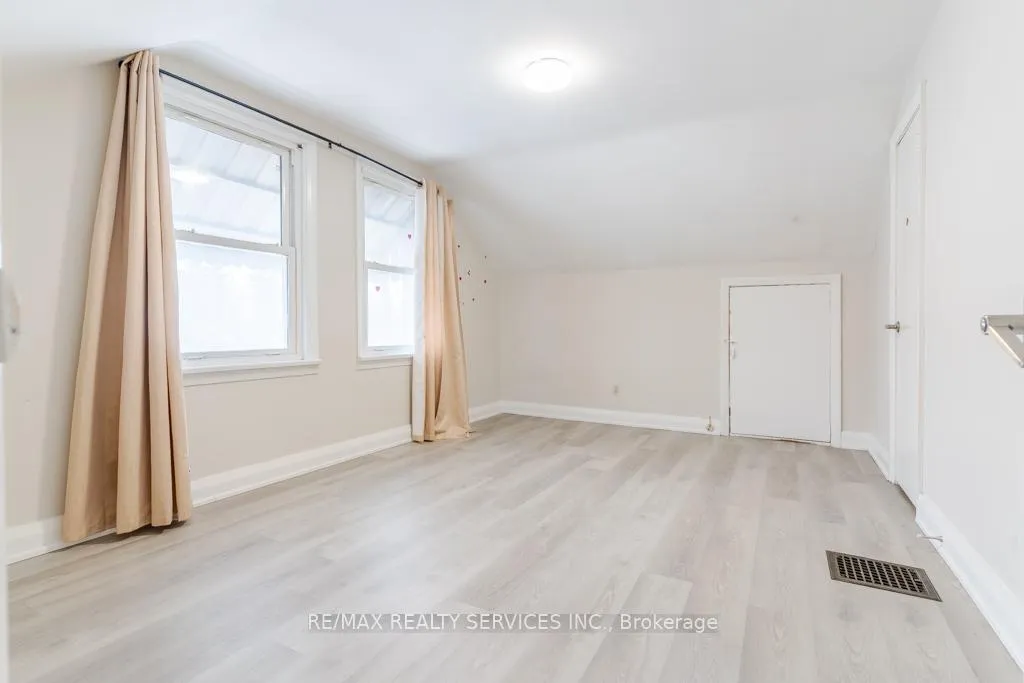 Photo 23 of 73 Drury Lane, Barrie, Wellington — HOMEH