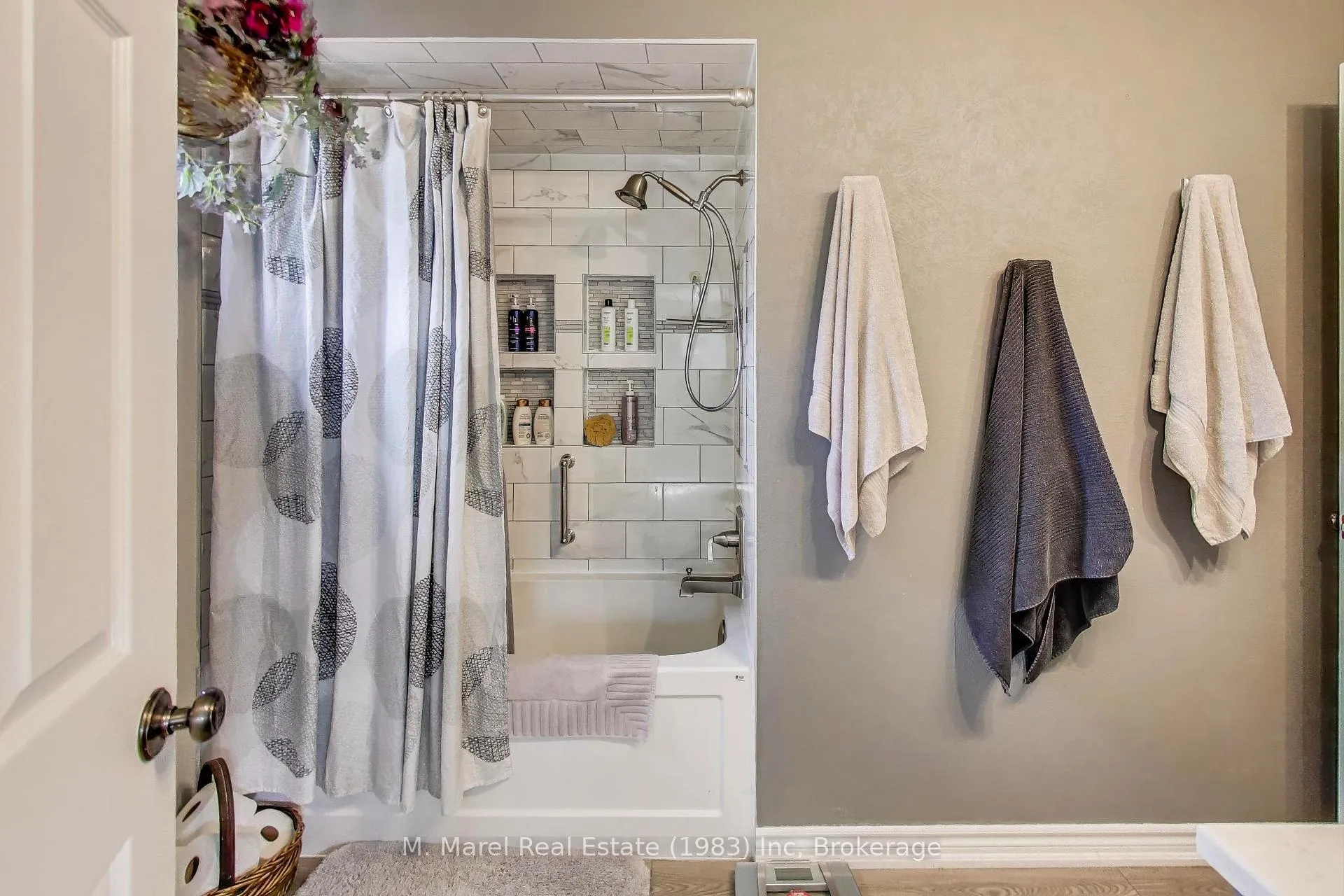 Photo 21 of 12 Kingsview Drive, Hamilton, Stoney Creek Mountain — HOMEH