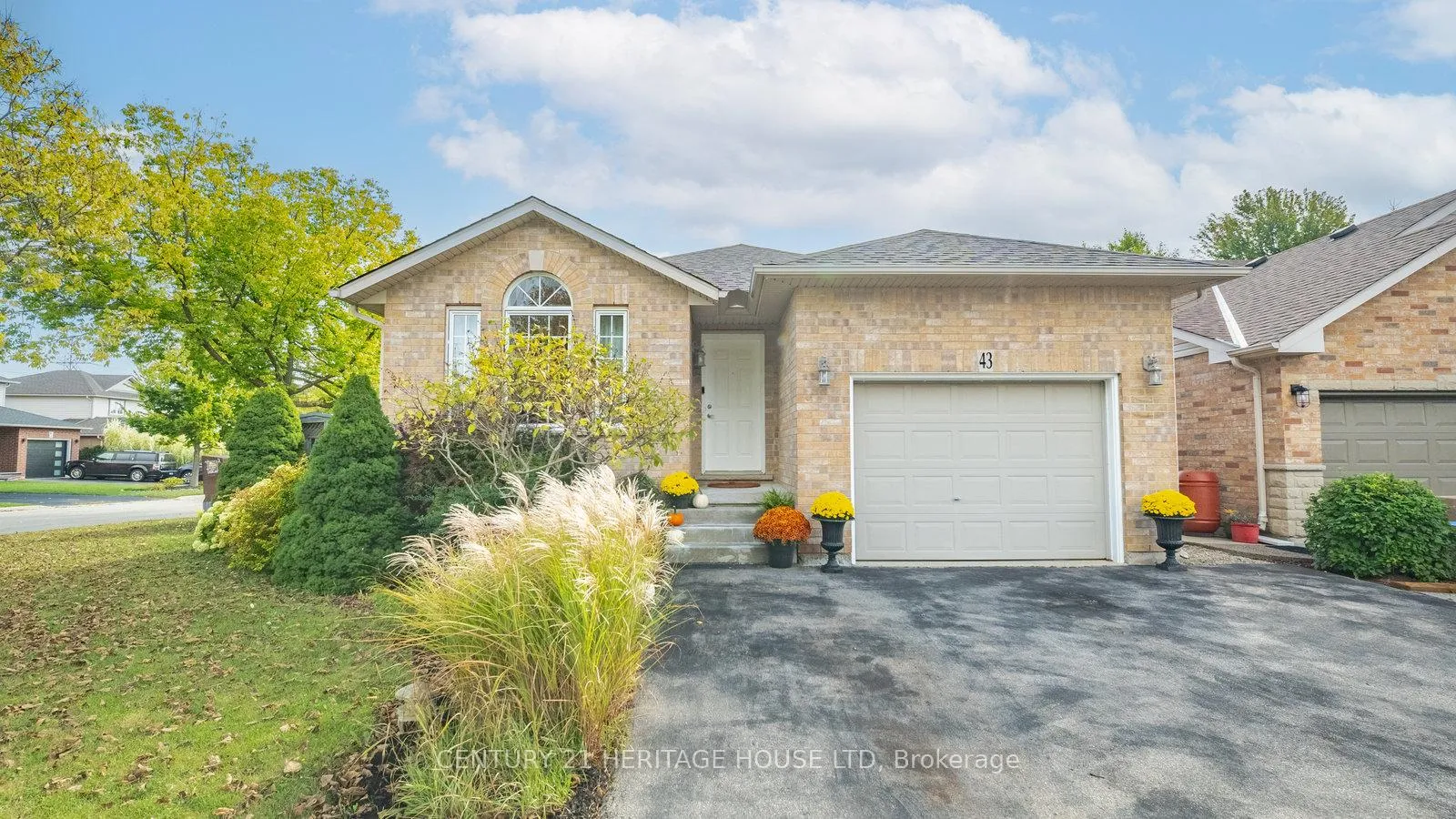 Photo 2 of 43 Idlewilde Lane, Hamilton, Mount Hope — HOMEH