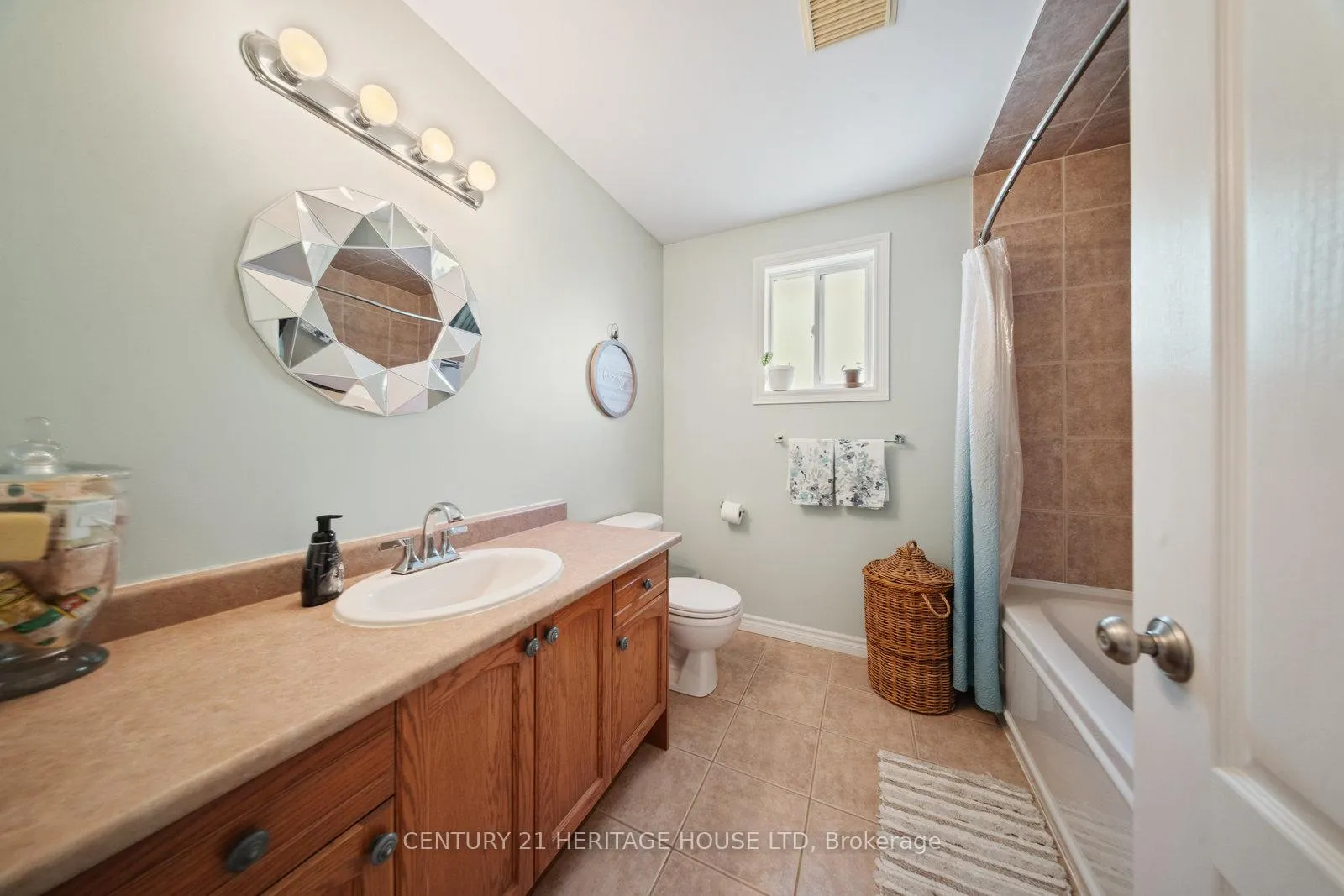 Photo 22 of 43 Idlewilde Lane, Hamilton, Mount Hope — HOMEH
