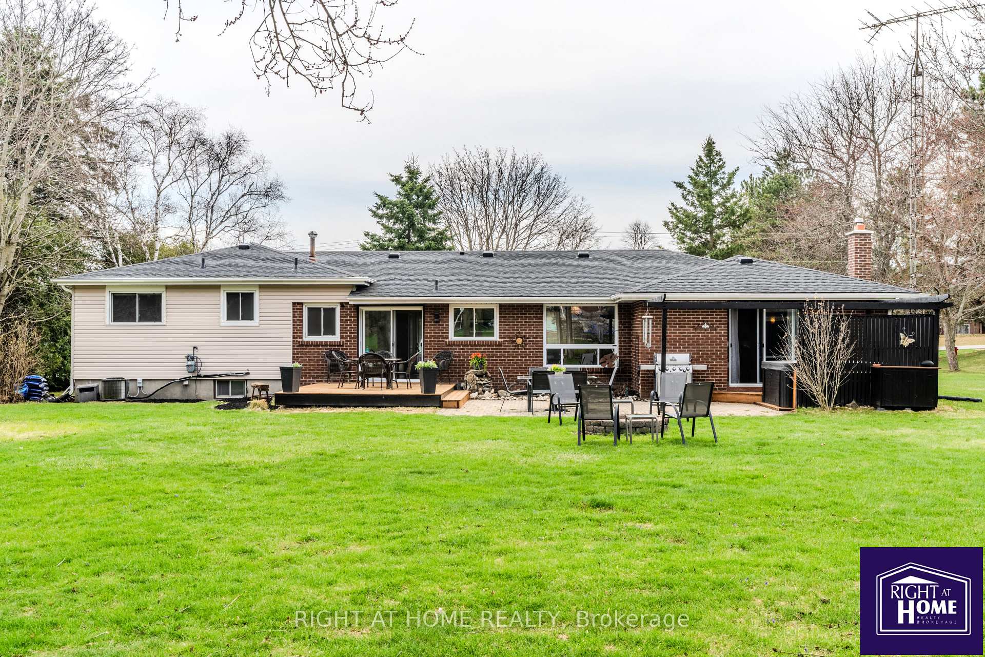 Photo 2 of 1647 Spruce Drive, Caledon, Caledon Village — HOMEH
