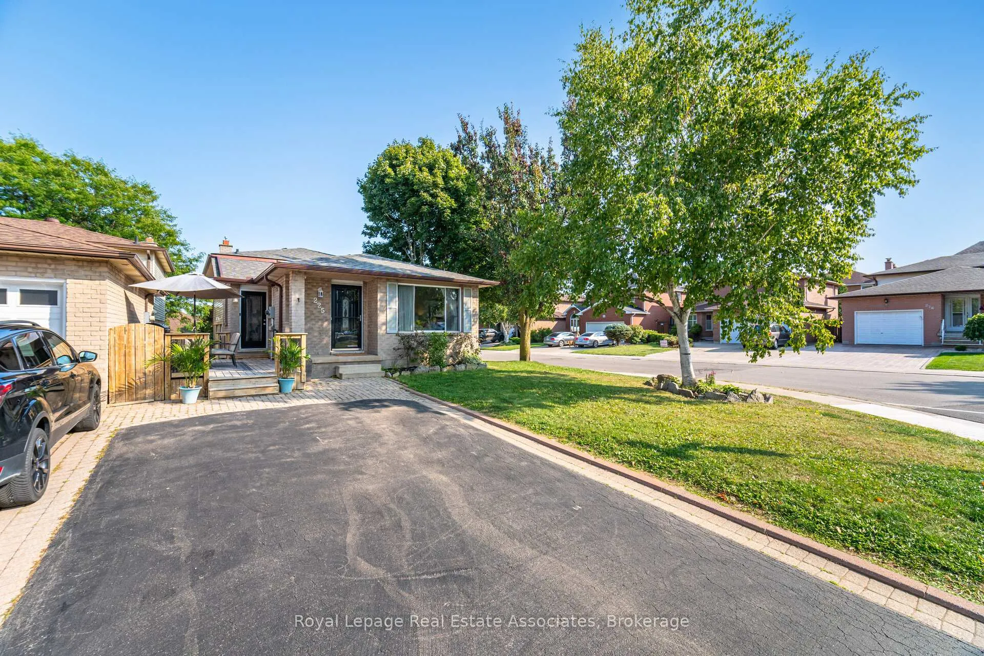 Photo 2 of 225 Golfwood Drive, Hamilton, Gurnett — HOMEH