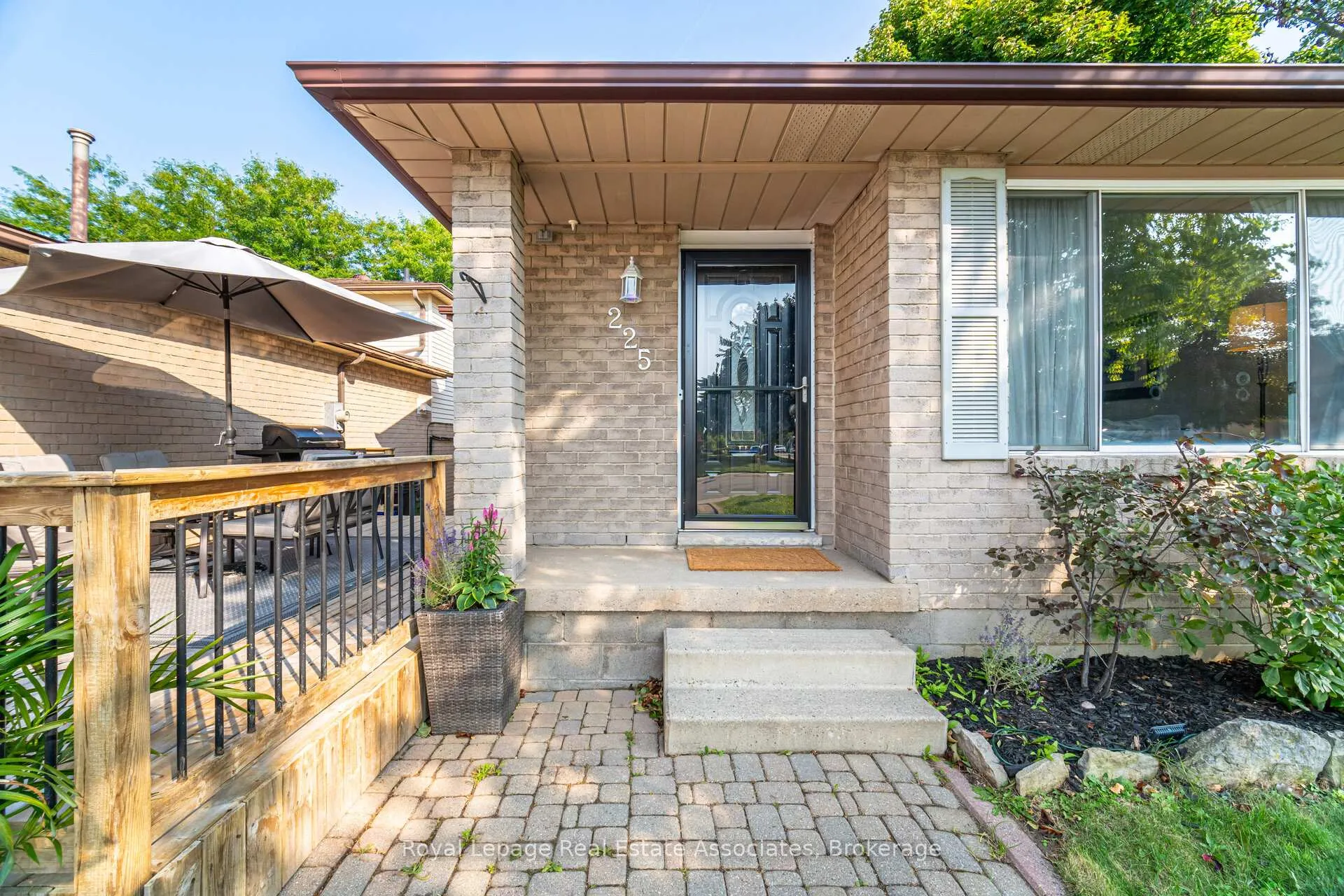 Photo 3 of 225 Golfwood Drive, Hamilton, Gurnett — HOMEH