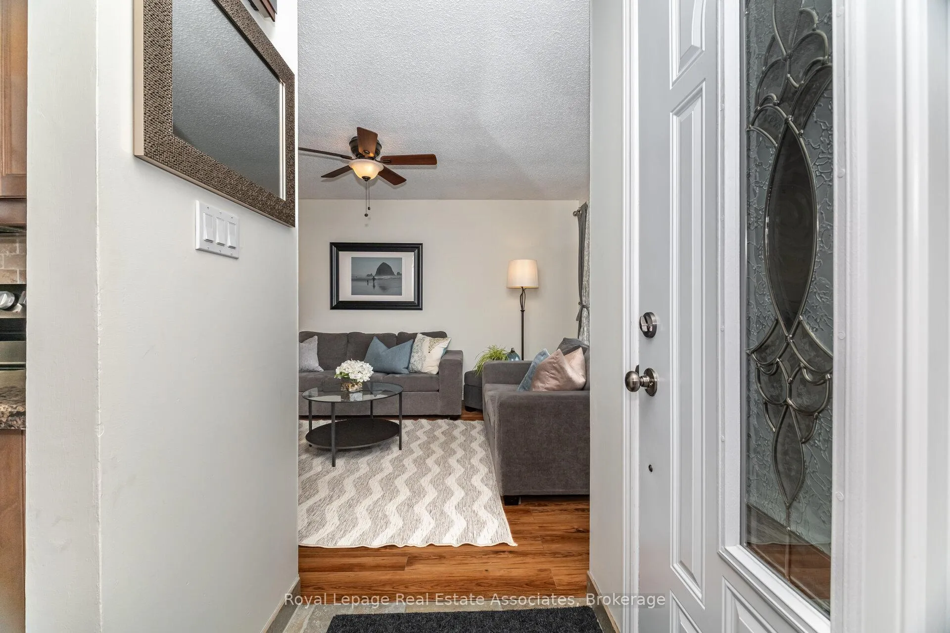 Photo 4 of 225 Golfwood Drive, Hamilton, Gurnett — HOMEH