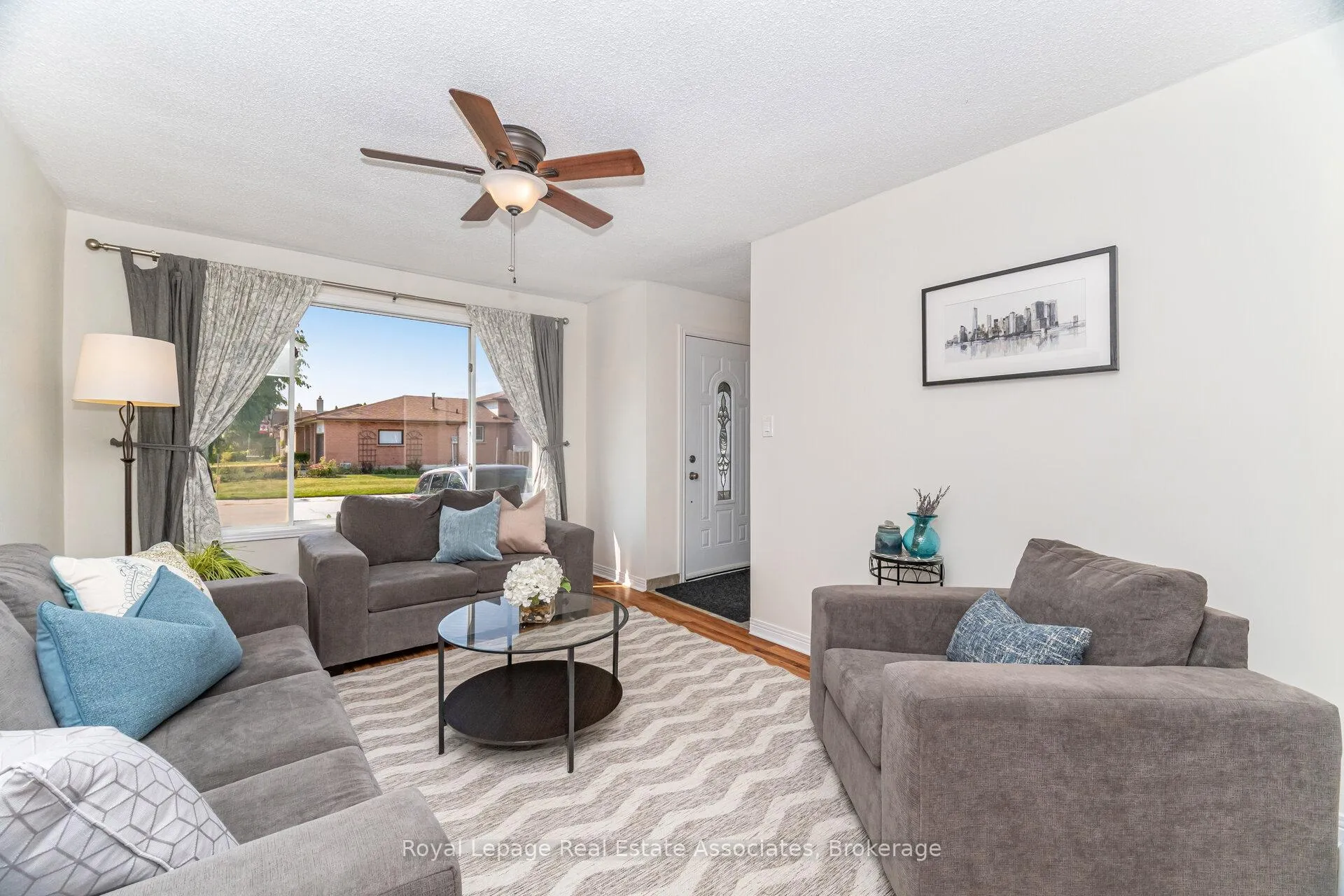 Photo 5 of 225 Golfwood Drive, Hamilton, Gurnett — HOMEH
