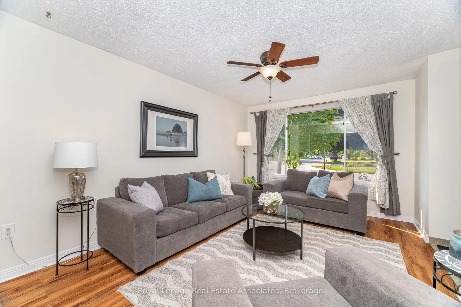 Photo 6 of 225 Golfwood Drive, Hamilton, Gurnett — HOMEH