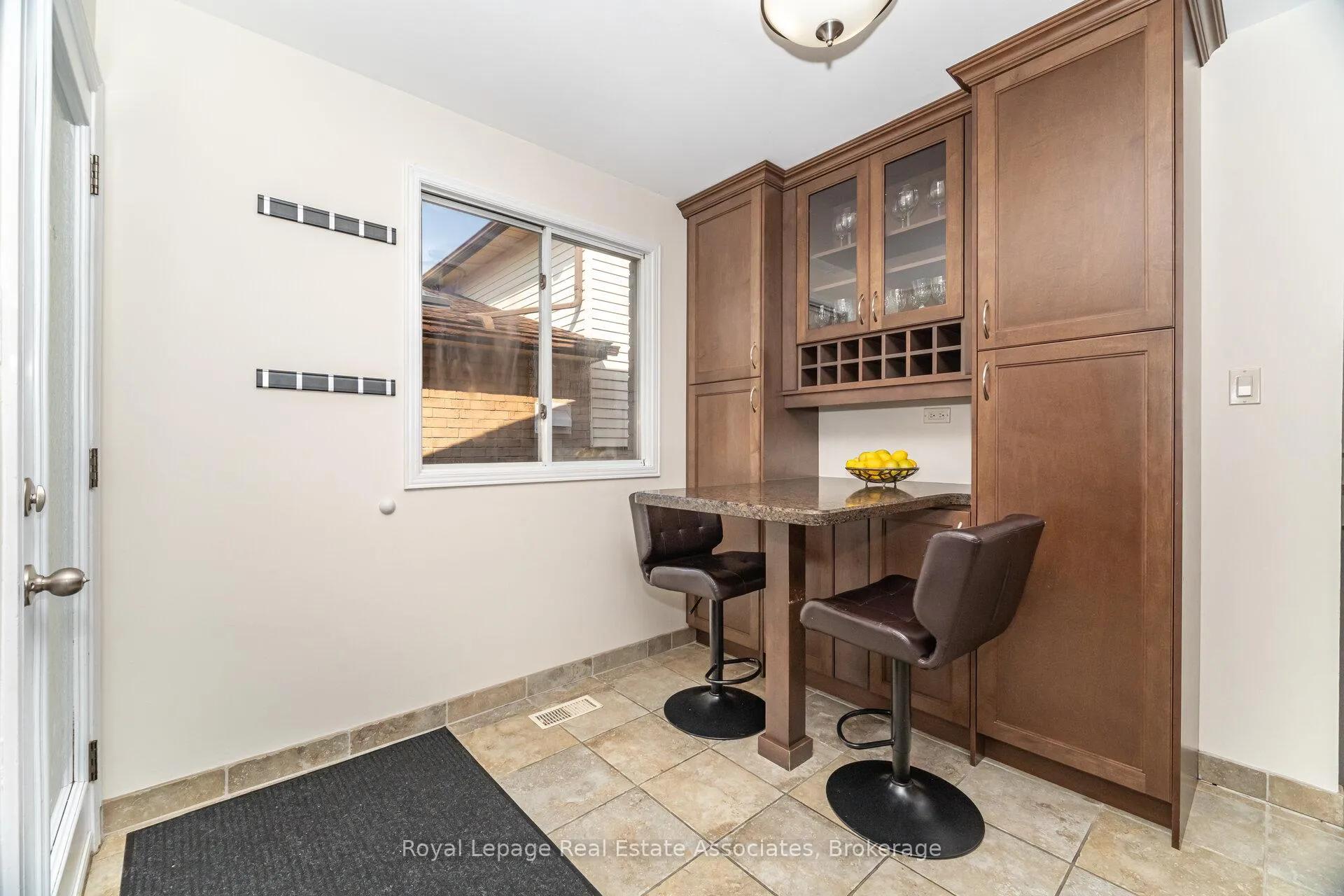 Photo 11 of 225 Golfwood Drive, Hamilton, Gurnett — HOMEH