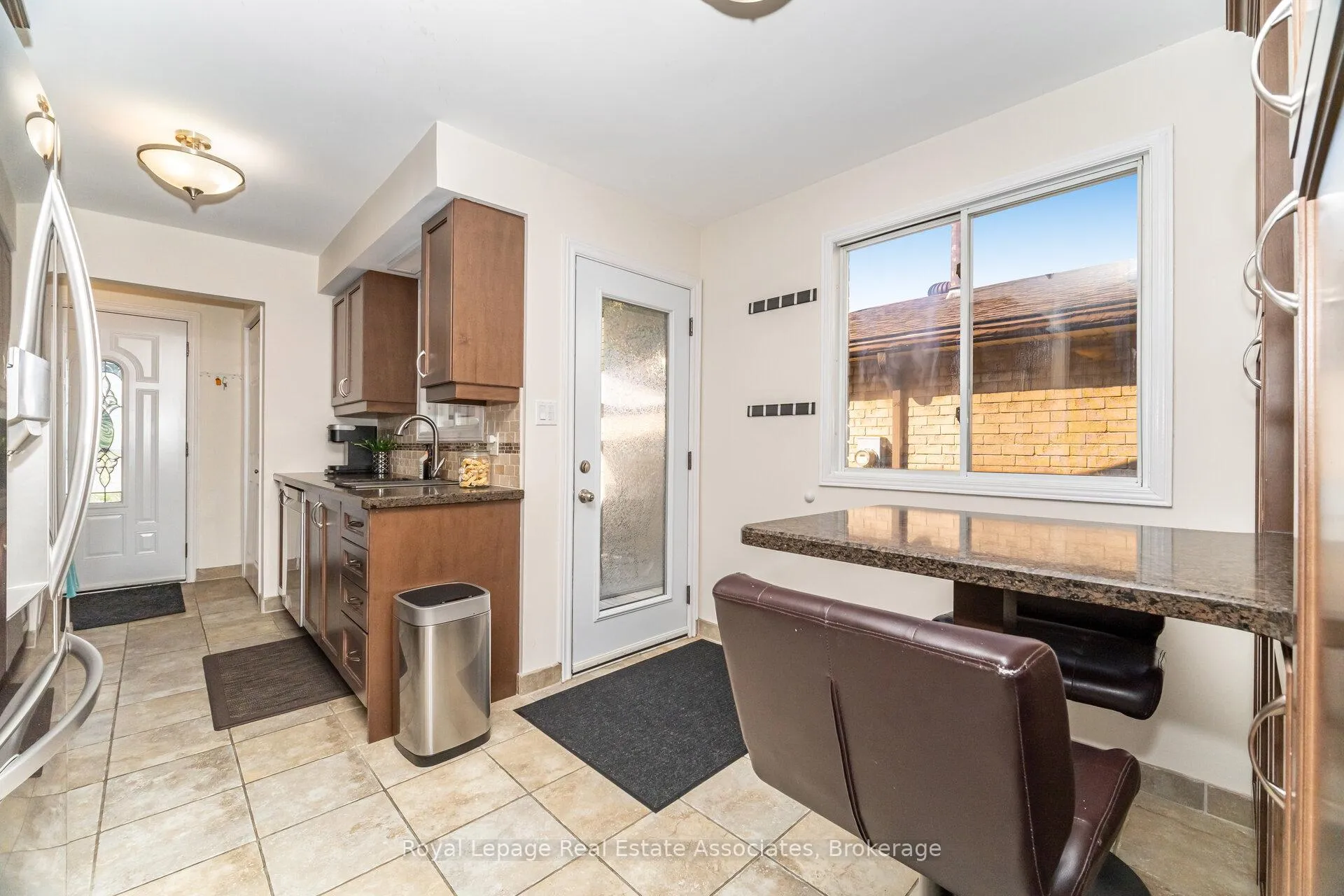 Photo 12 of 225 Golfwood Drive, Hamilton, Gurnett — HOMEH