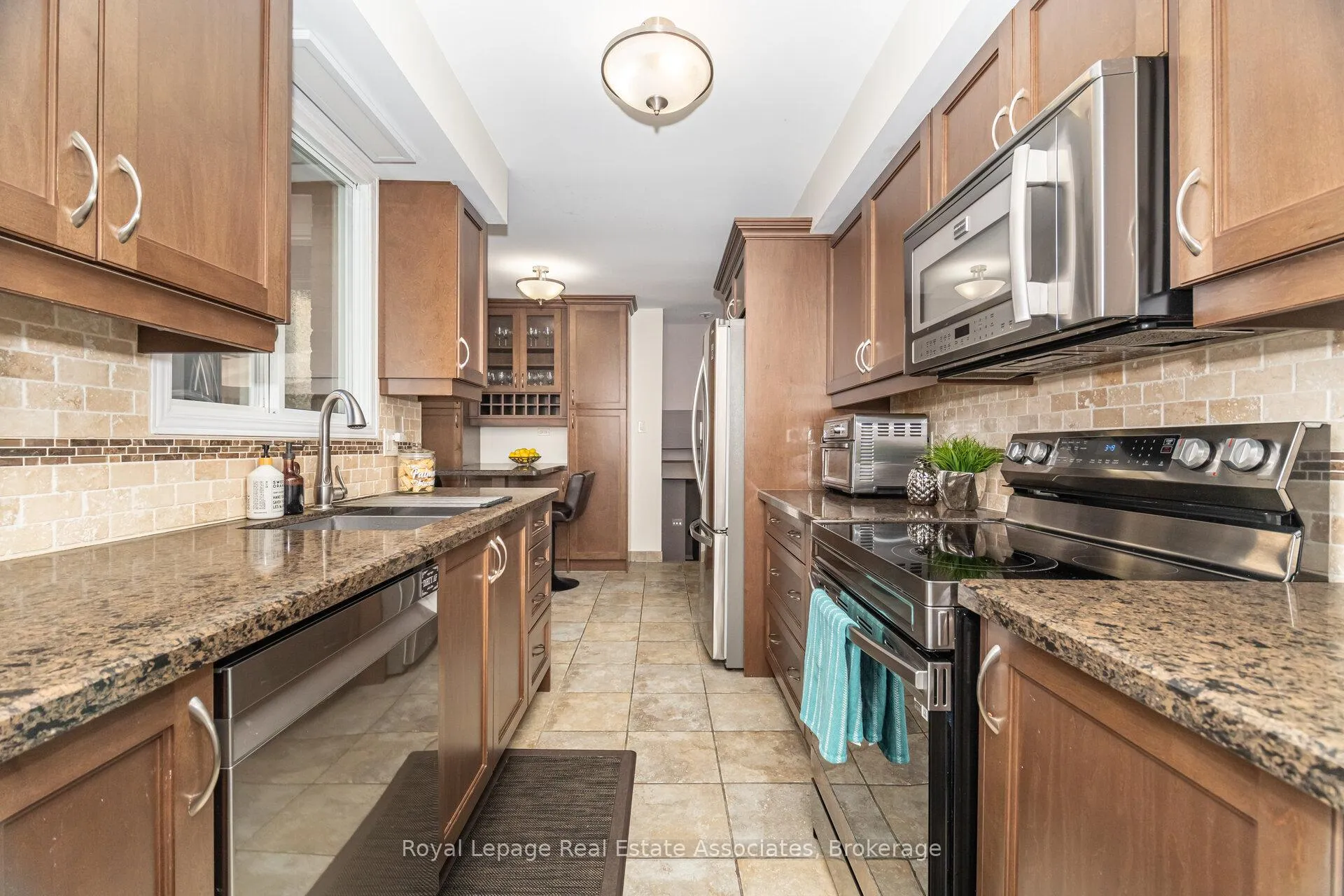 Photo 13 of 225 Golfwood Drive, Hamilton, Gurnett — HOMEH