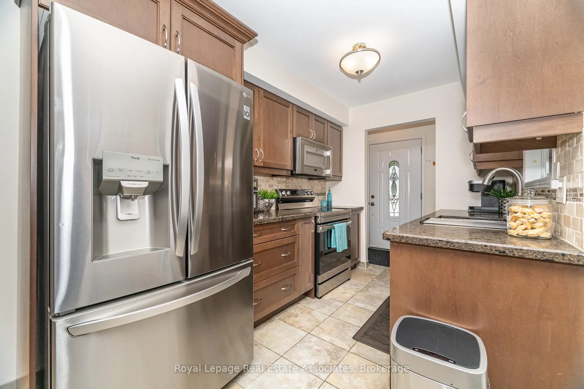 Photo 14 of 225 Golfwood Drive, Hamilton, Gurnett — HOMEH