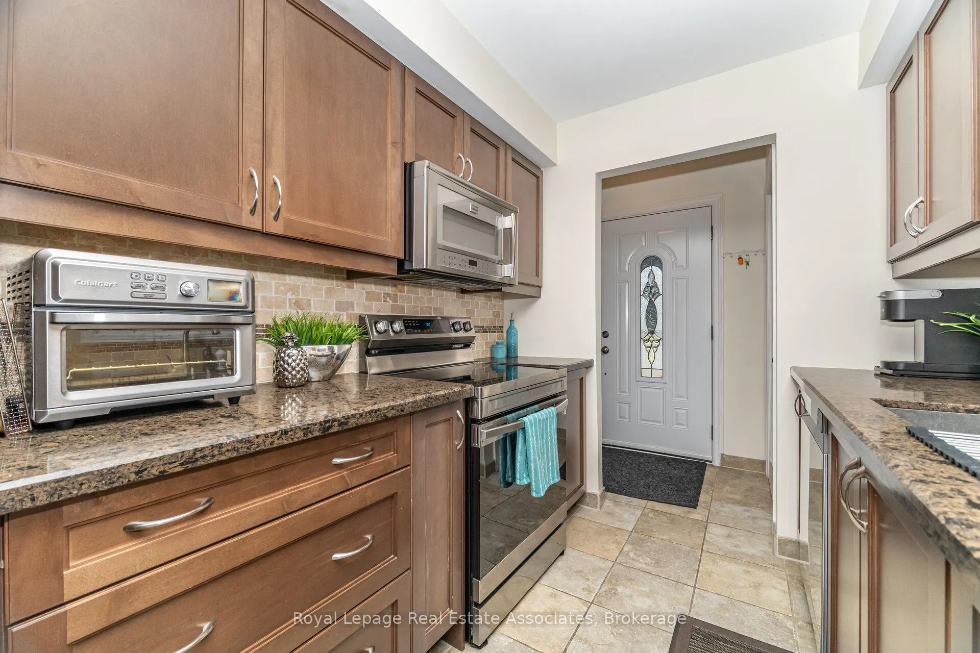 Photo 15 of 225 Golfwood Drive, Hamilton, Gurnett — HOMEH