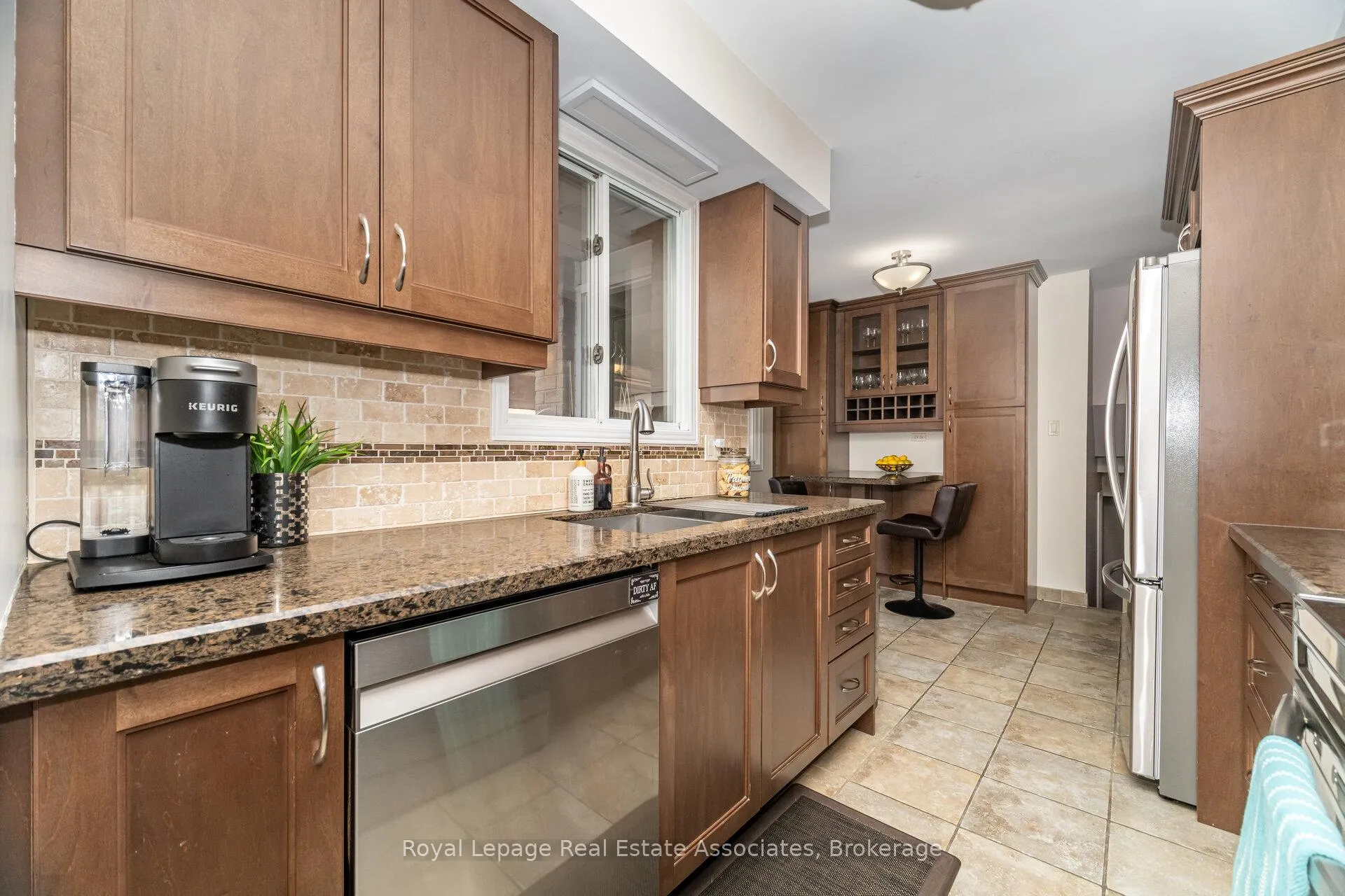 Photo 16 of 225 Golfwood Drive, Hamilton, Gurnett — HOMEH
