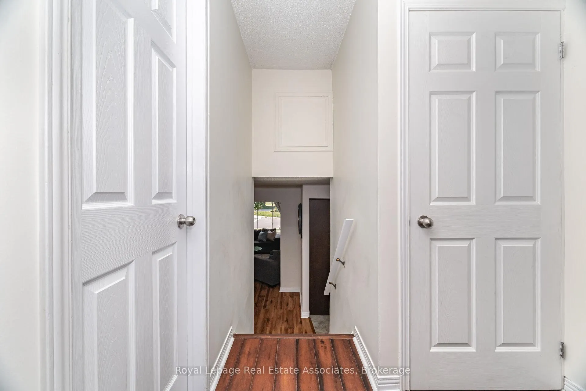 Photo 18 of 225 Golfwood Drive, Hamilton, Gurnett — HOMEH