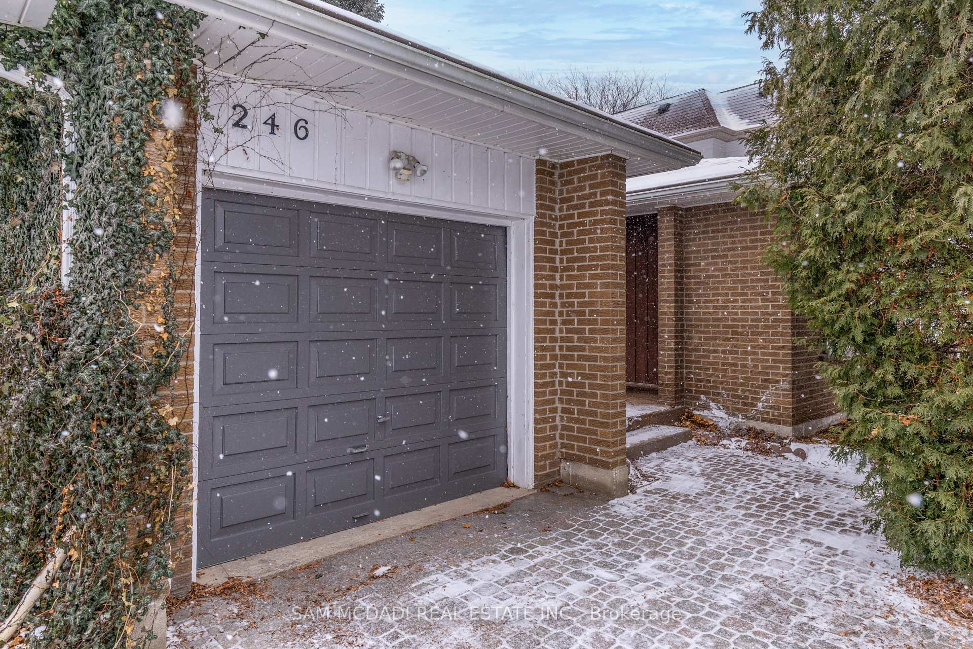 Photo 2 of 246 Vance Drive, Oakville, Bronte — HOMEH