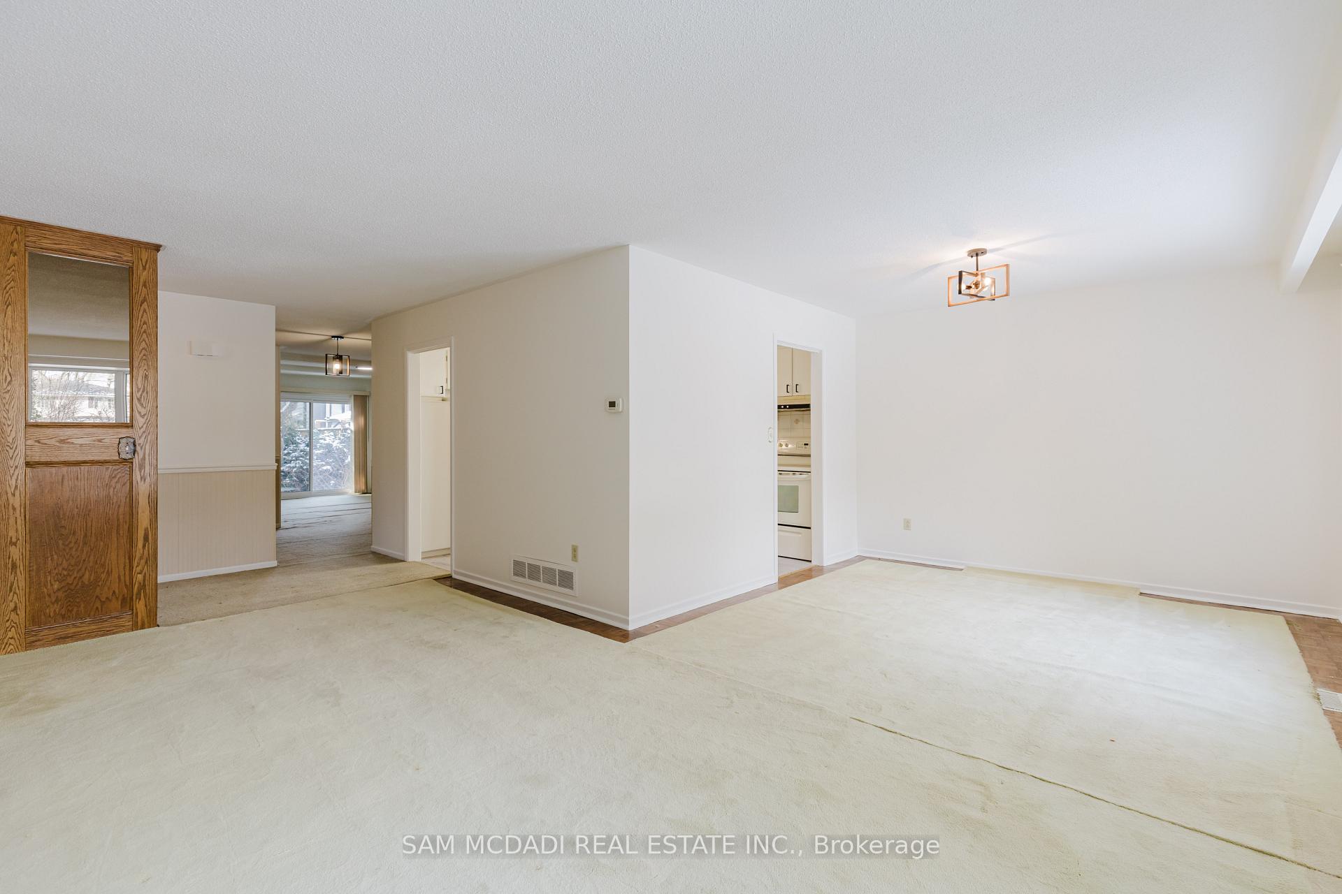 Photo 10 of 246 Vance Drive, Oakville, Bronte — HOMEH