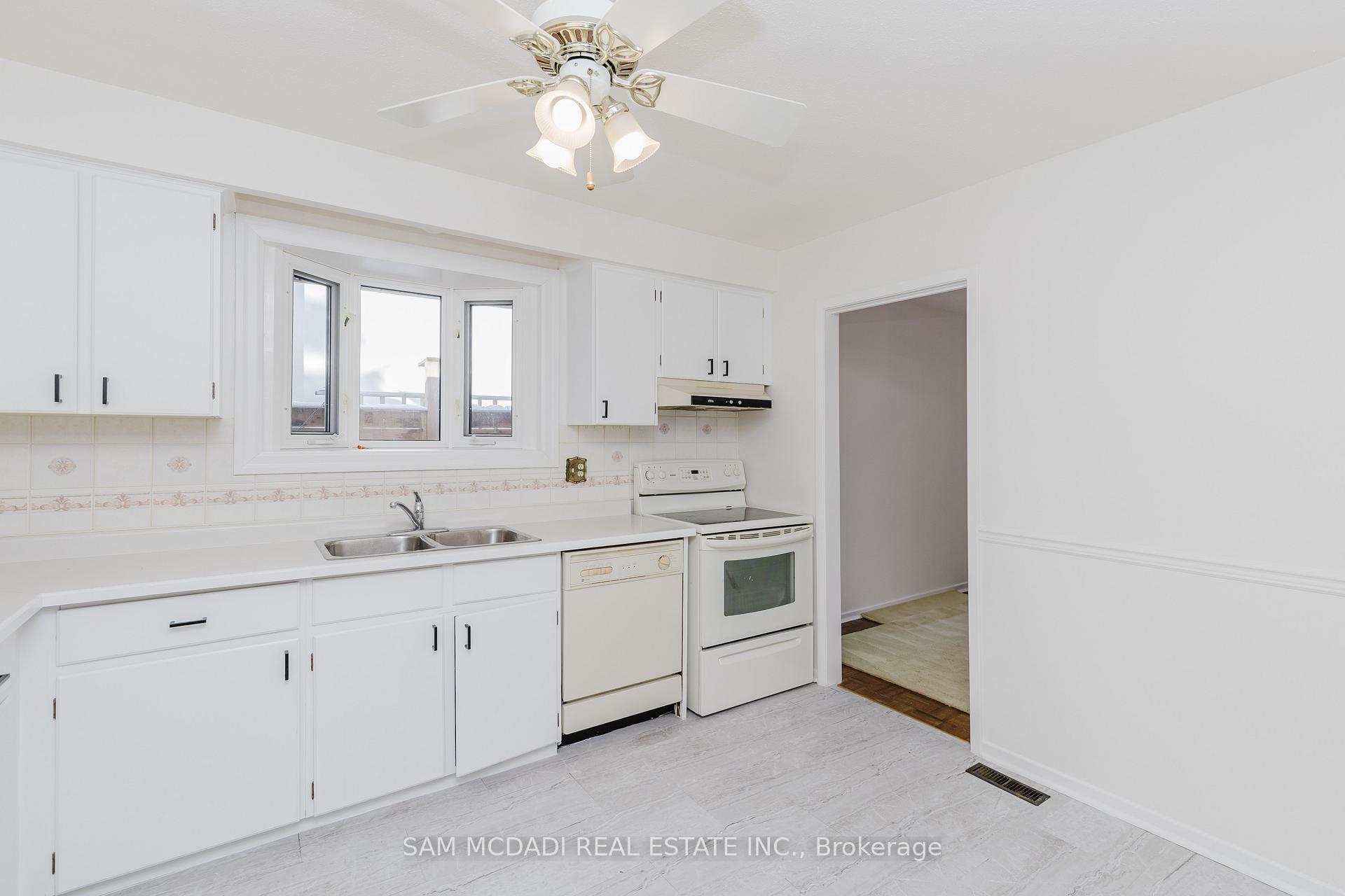 Photo 15 of 246 Vance Drive, Oakville, Bronte — HOMEH