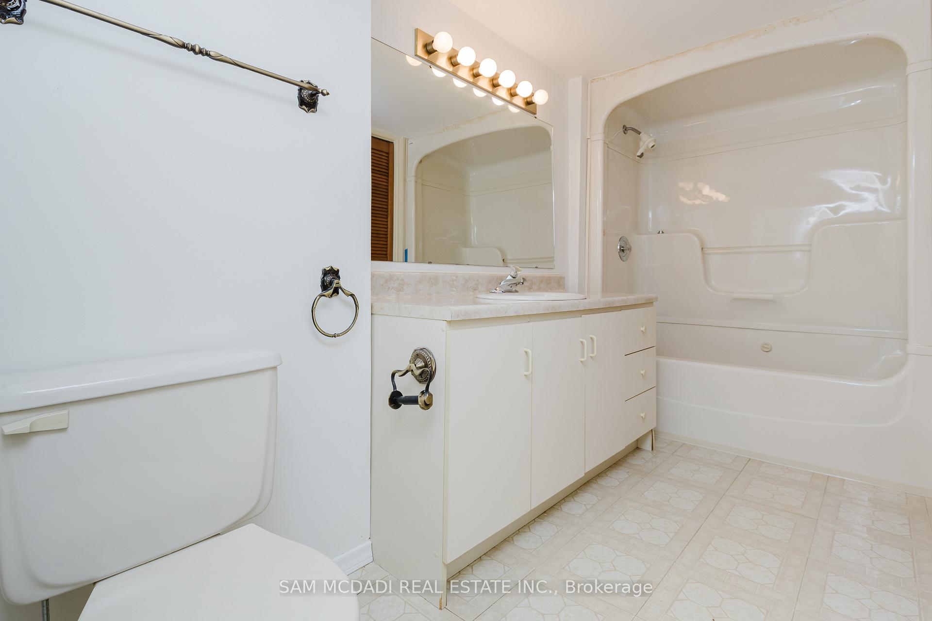 Photo 32 of 246 Vance Drive, Oakville, Bronte — HOMEH