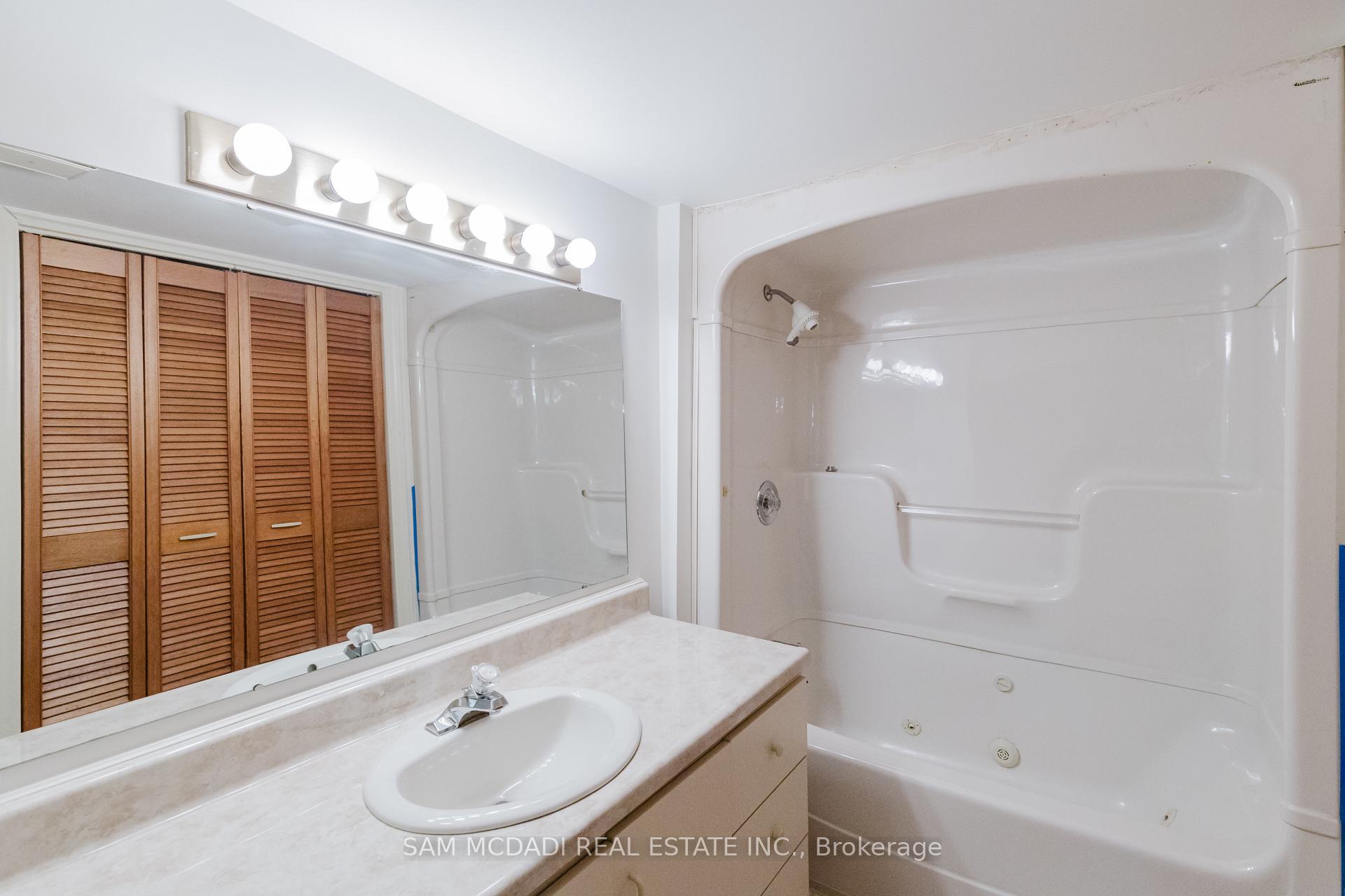 Photo 33 of 246 Vance Drive, Oakville, Bronte — HOMEH