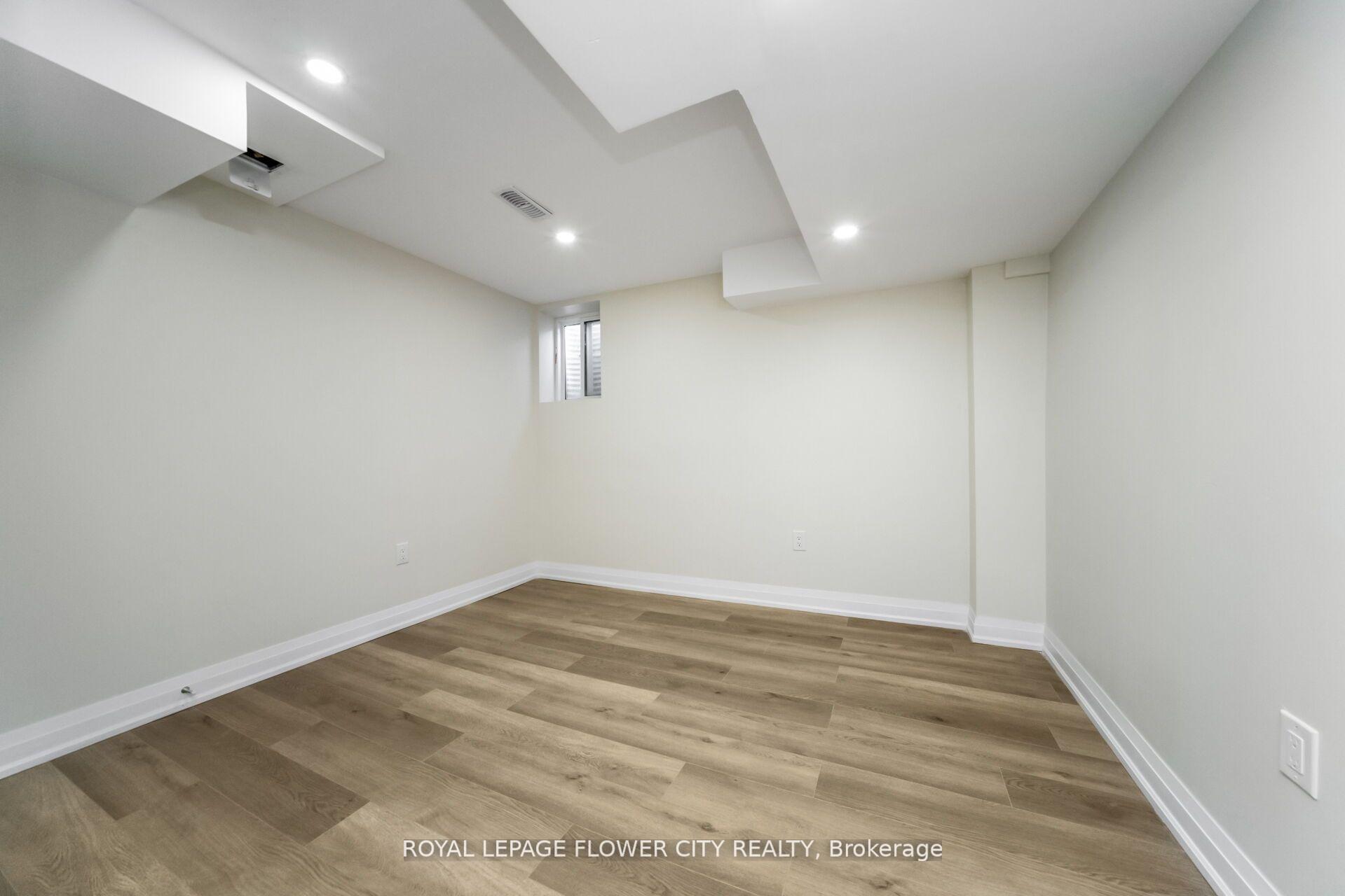 Photo 37 of 4 Natalie Court E, Brampton, Westgate — HOMEH