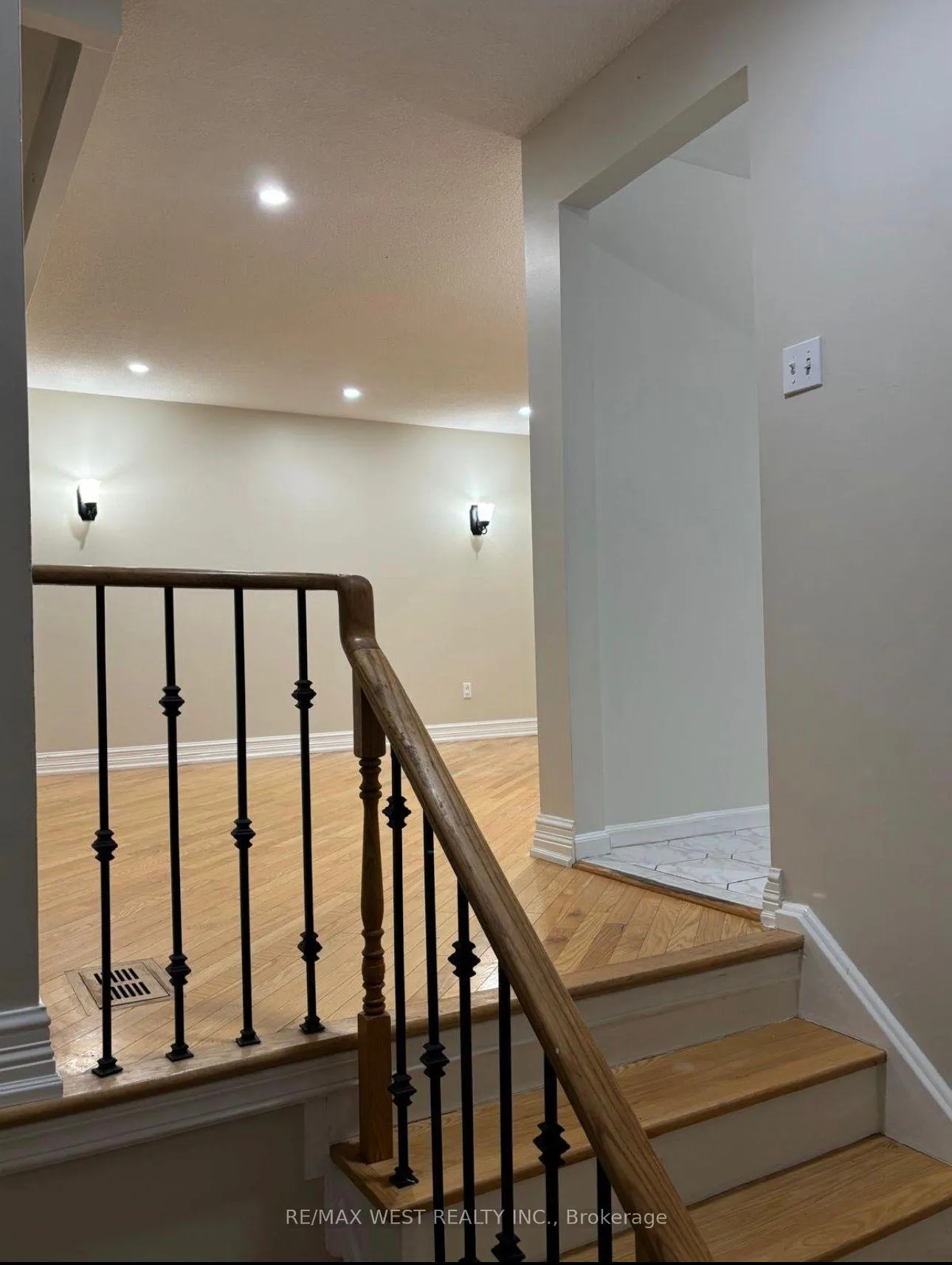 Photo 5 of 4 Dantek Court, Brampton, Brampton North — HOMEH