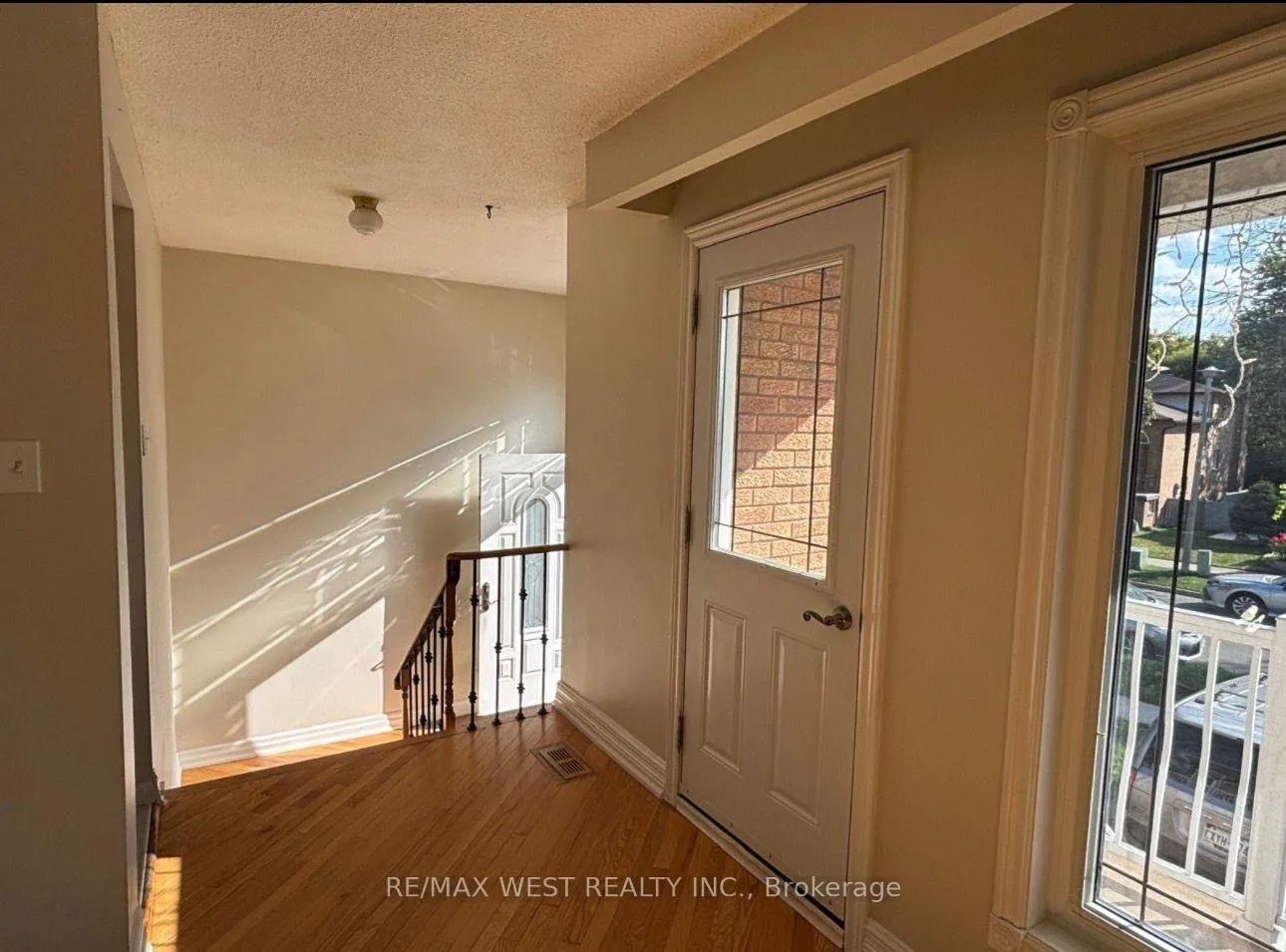 Photo 6 of 4 Dantek Court, Brampton, Brampton North — HOMEH