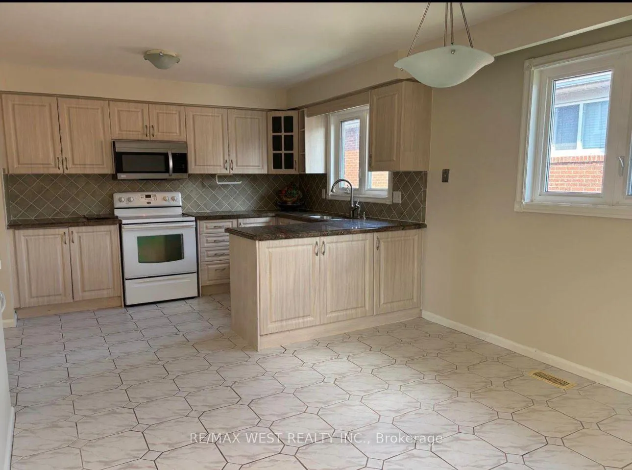 Photo 7 of 4 Dantek Court, Brampton, Brampton North — HOMEH