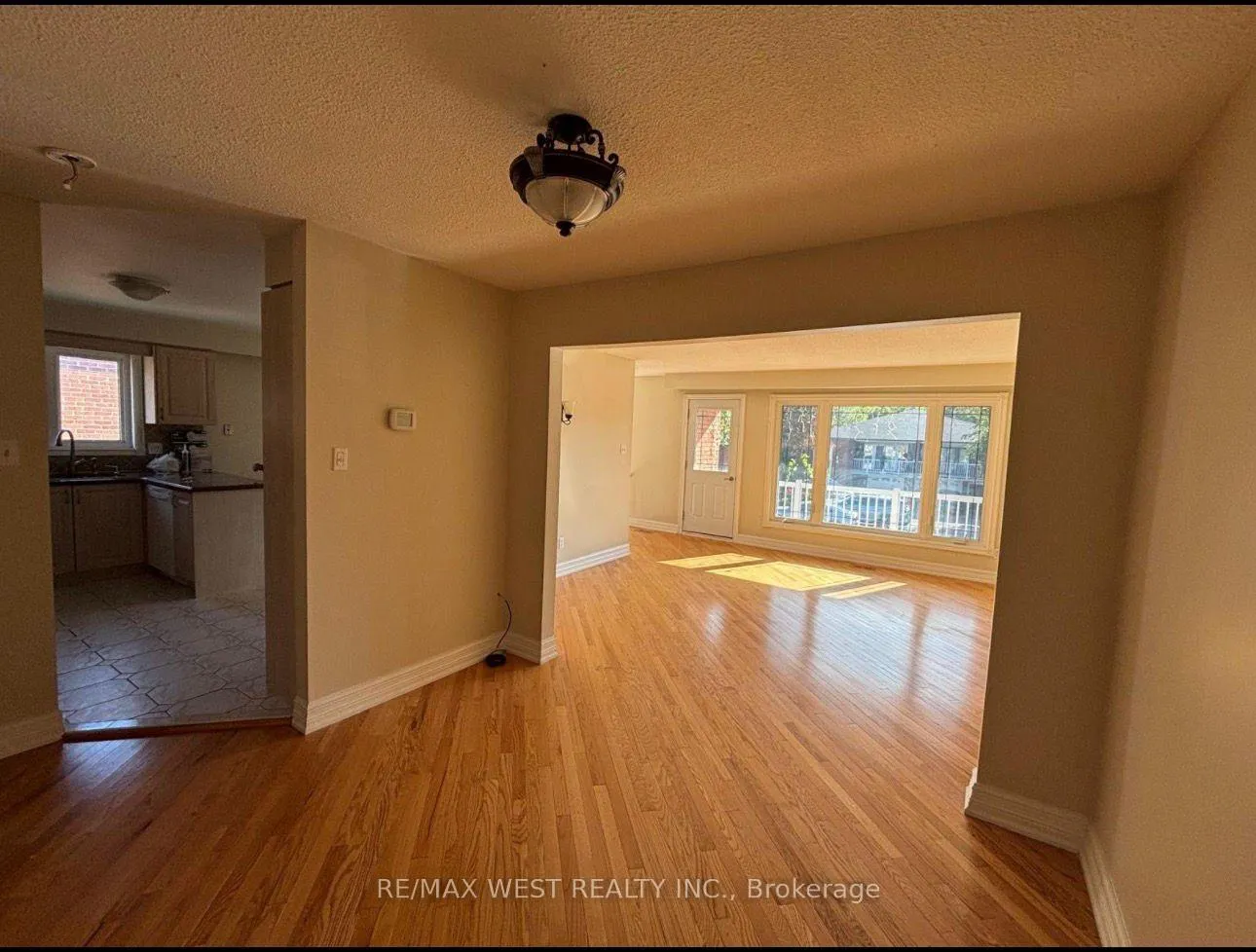 Photo 9 of 4 Dantek Court, Brampton, Brampton North — HOMEH