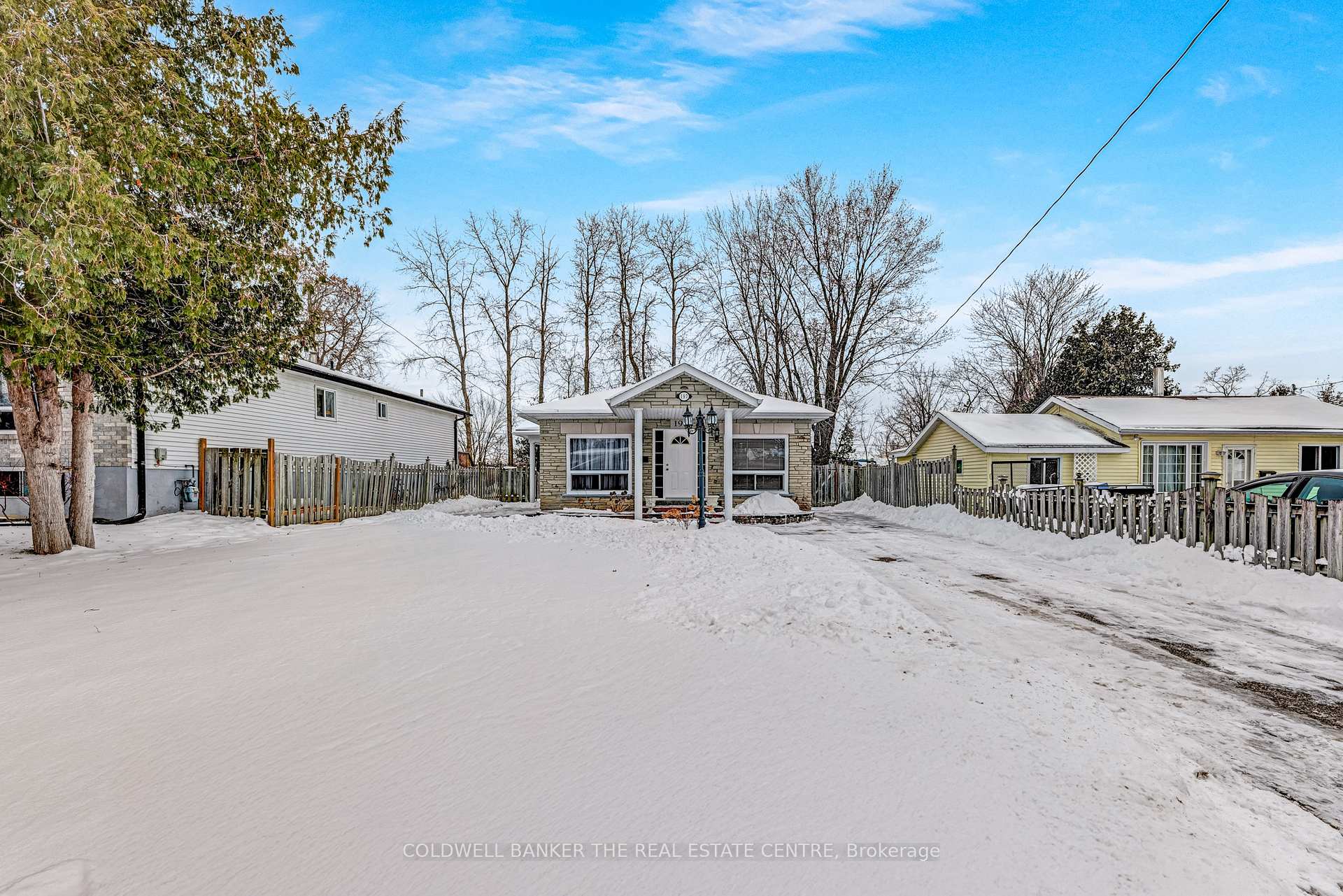 Photo 3 of 197 Cameron Crescent, Georgina, Keswick North — HOMEH