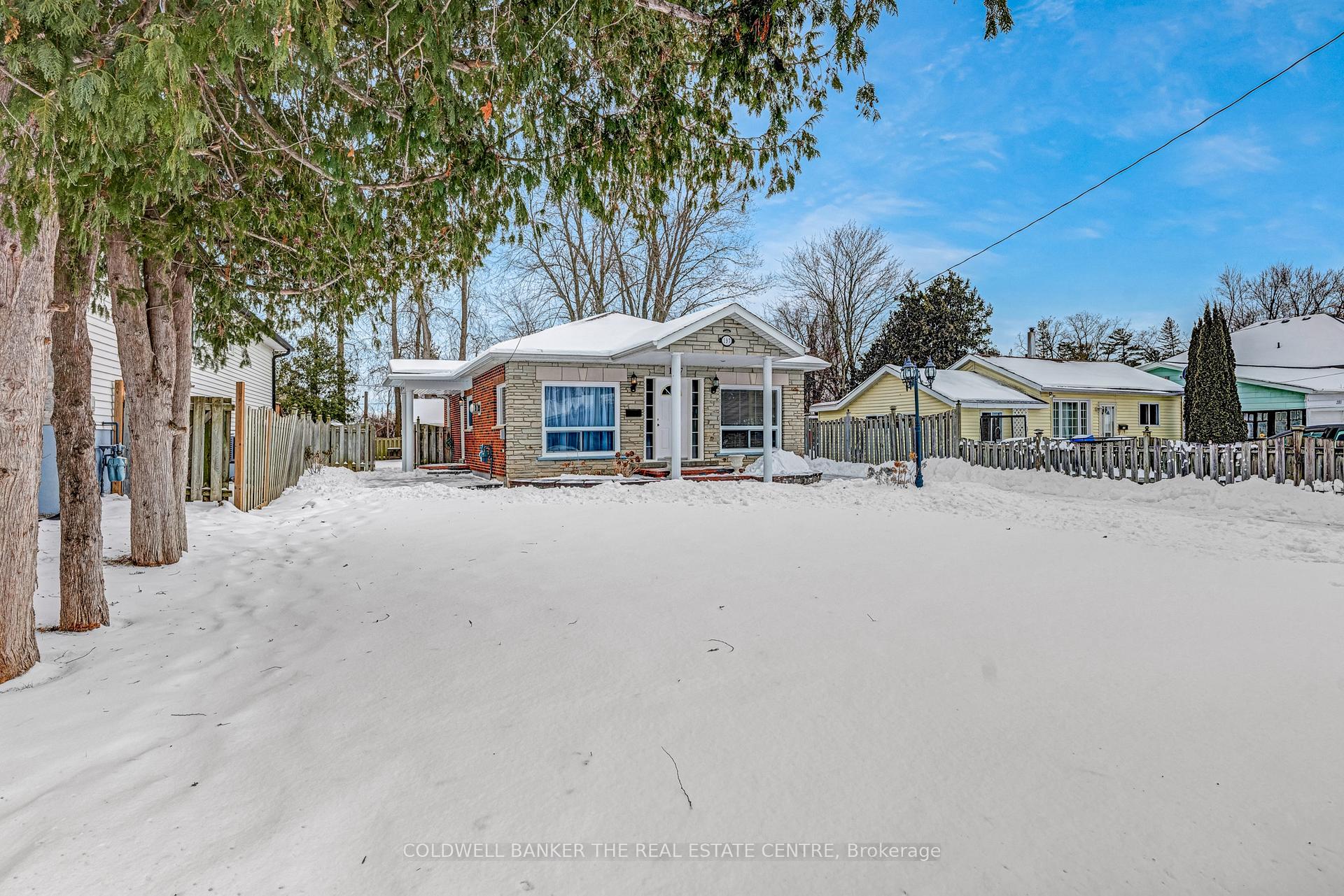 Photo 4 of 197 Cameron Crescent, Georgina, Keswick North — HOMEH