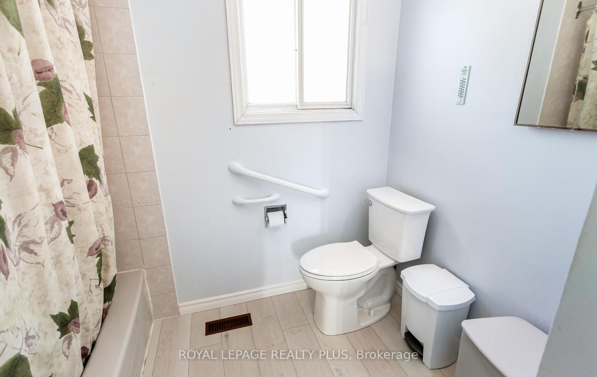 Photo 15 of 22 Airedale Court, Halton Hills, Georgetown — HOMEH