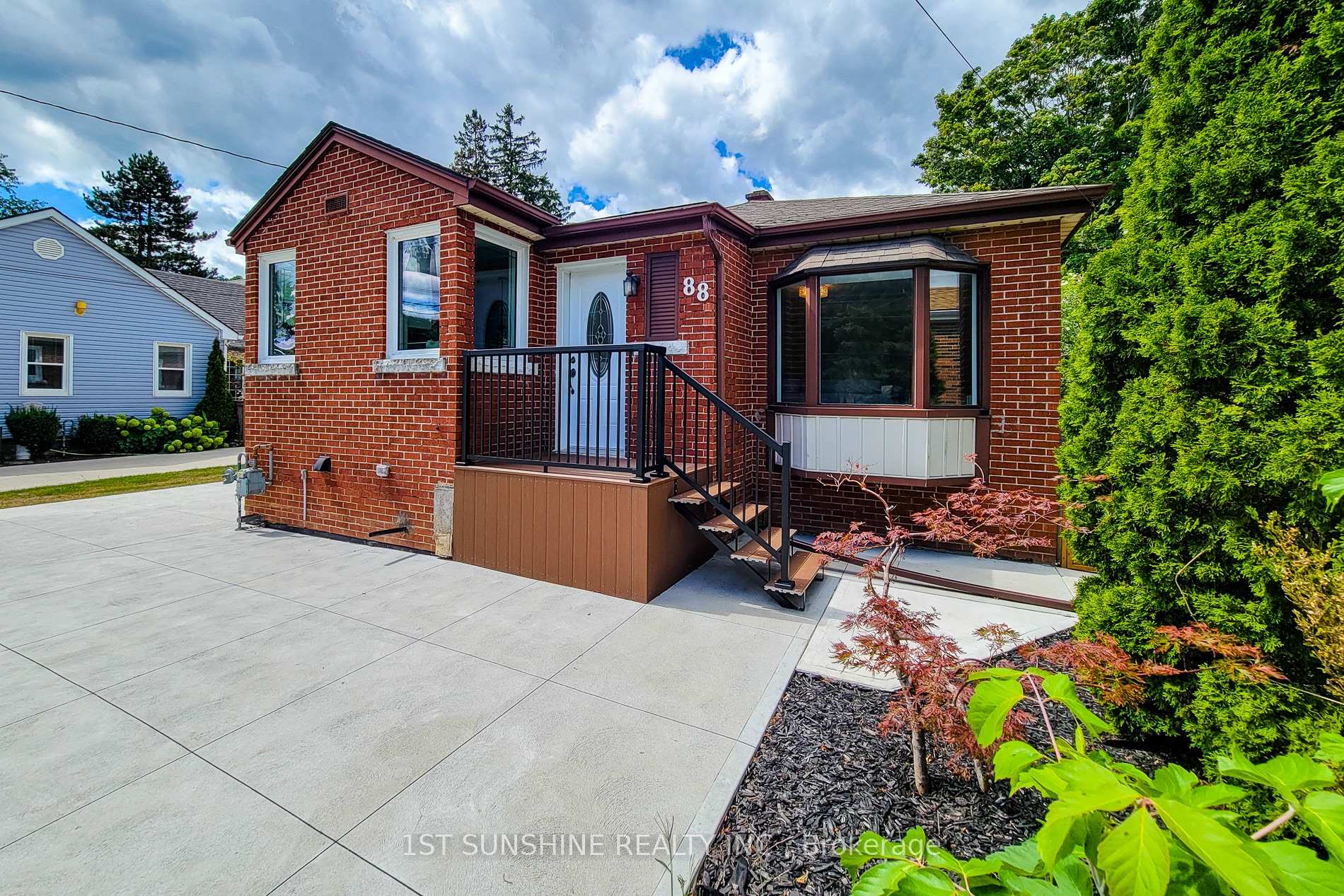 Photo 2 of 88 Fiddlers Green Road, Hamilton, Ancaster — HOMEH