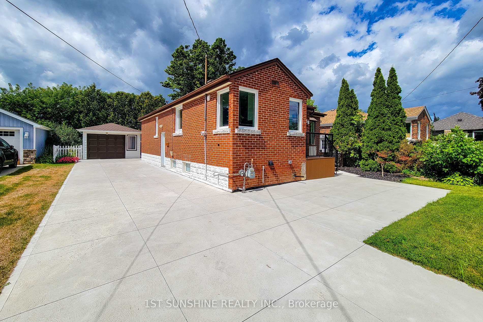 Photo 3 of 88 Fiddlers Green Road, Hamilton, Ancaster — HOMEH