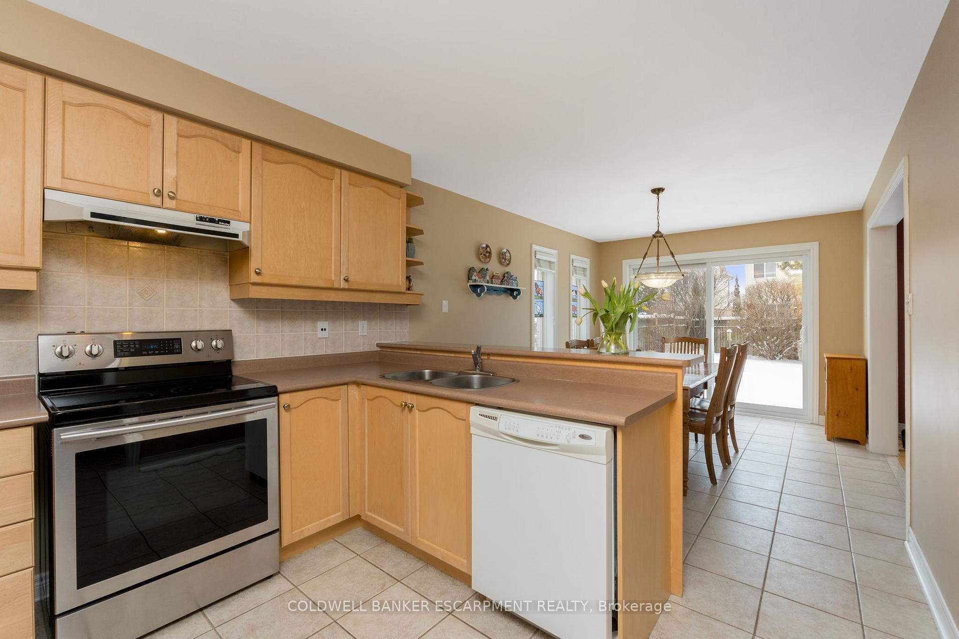 Photo 13 of 17 Spruce Boulevard, Halton Hills, Acton — HOMEH