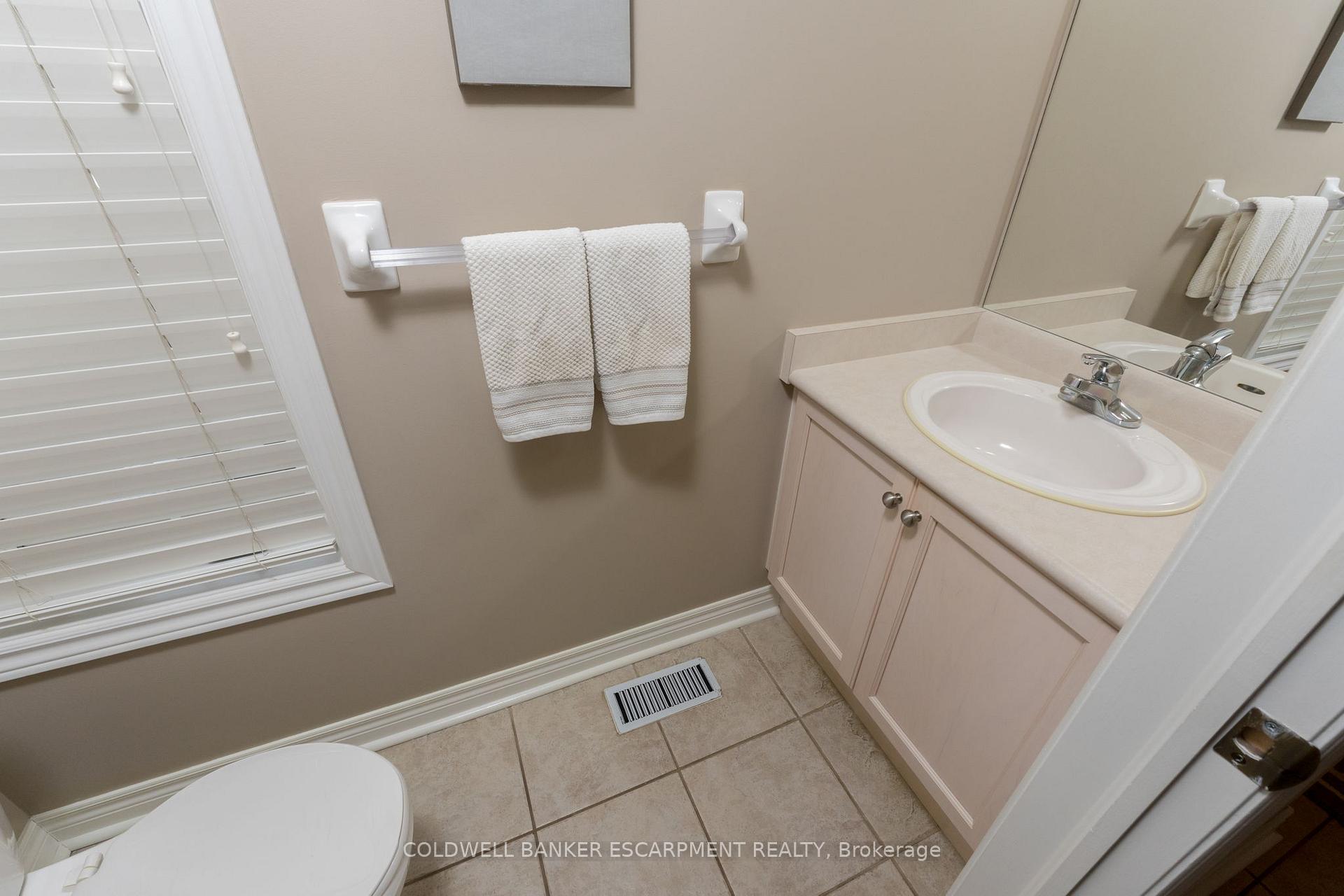 Photo 14 of 17 Spruce Boulevard, Halton Hills, Acton — HOMEH