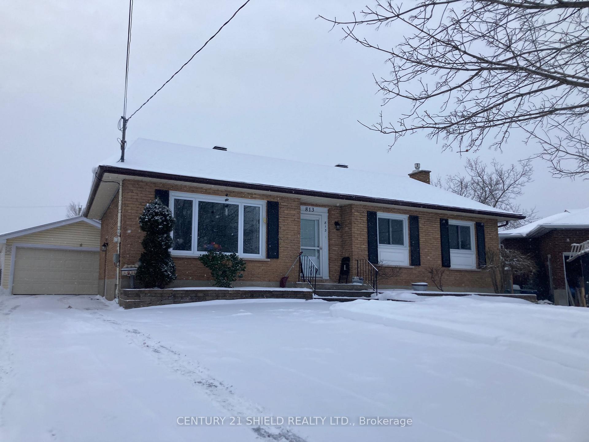 Front of 813 Haldimand Crescent