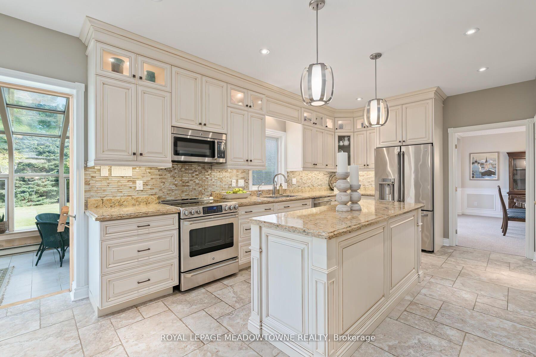Photo 6 of 3 Meagan Drive, Halton Hills, Glen Williams — HOMEH