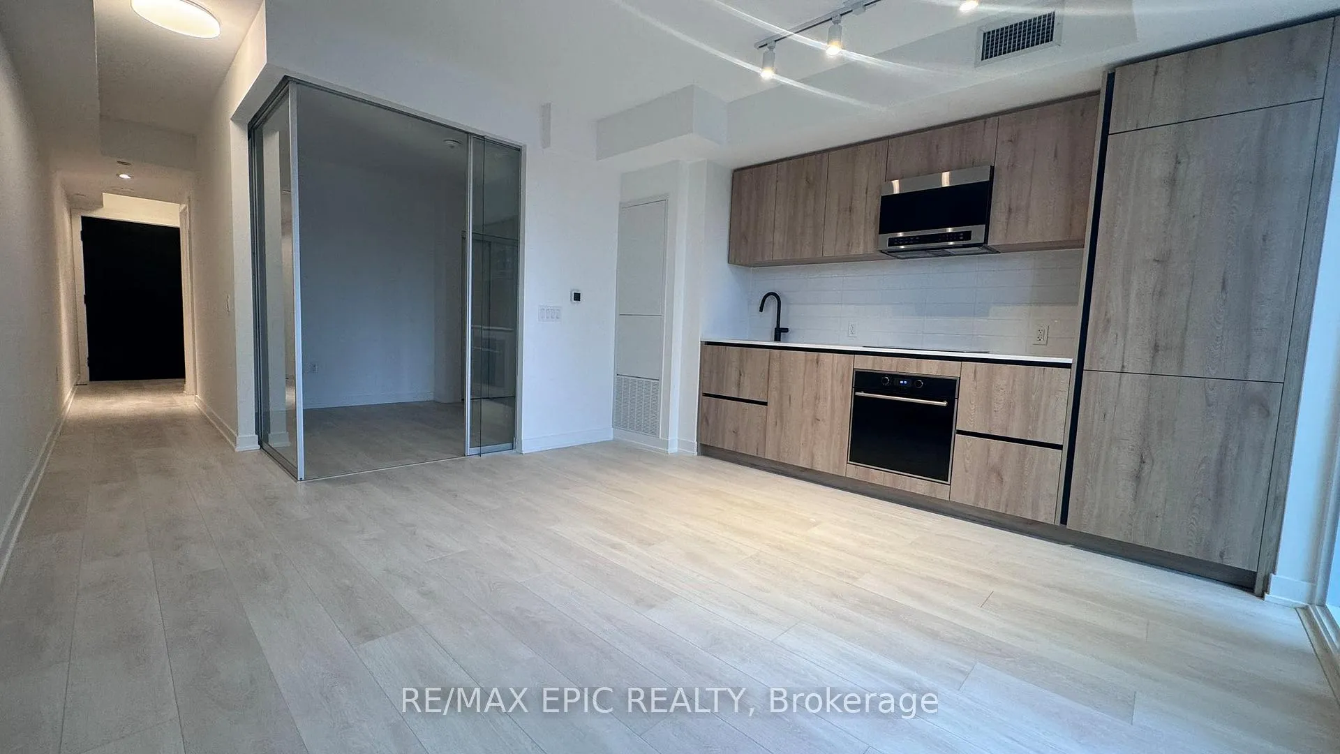 Photo 2 of Unit 511, 117 Broadway Avenue, Toronto, Mount Pleasant West — HOMEH