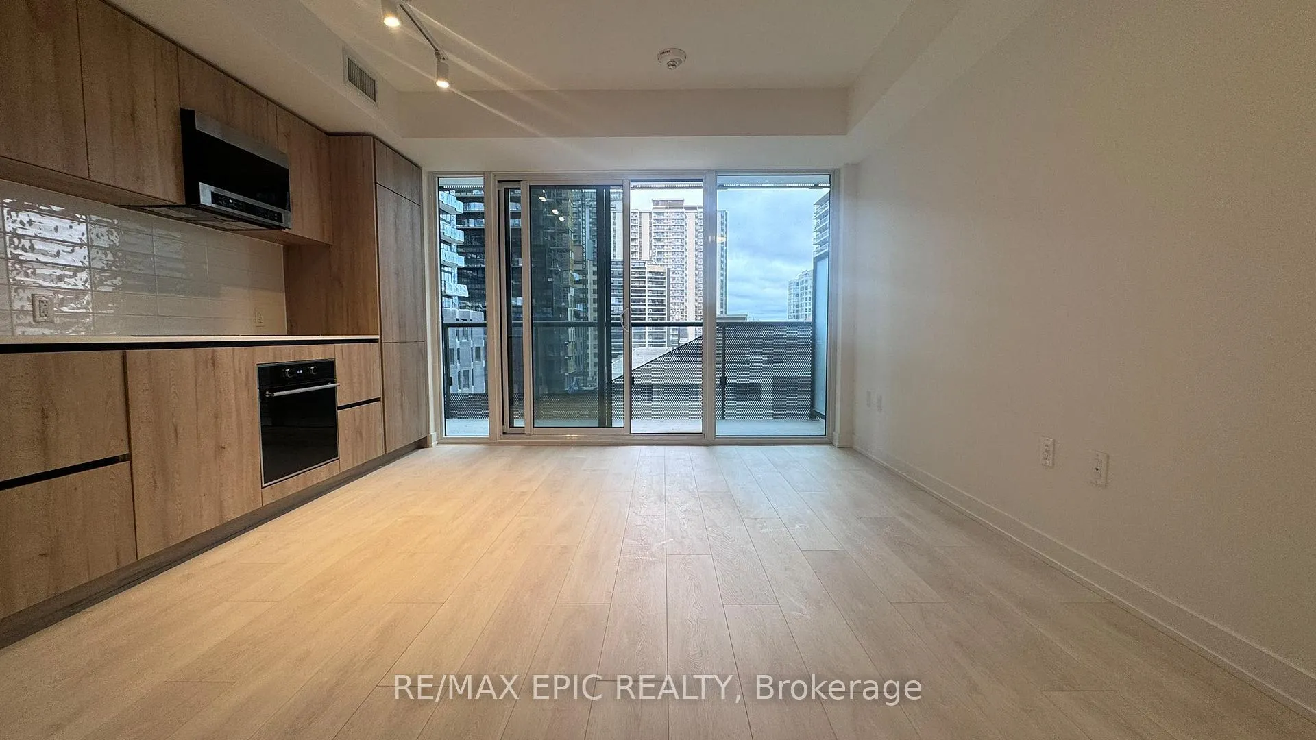 Photo 3 of Unit 511, 117 Broadway Avenue, Toronto, Mount Pleasant West — HOMEH