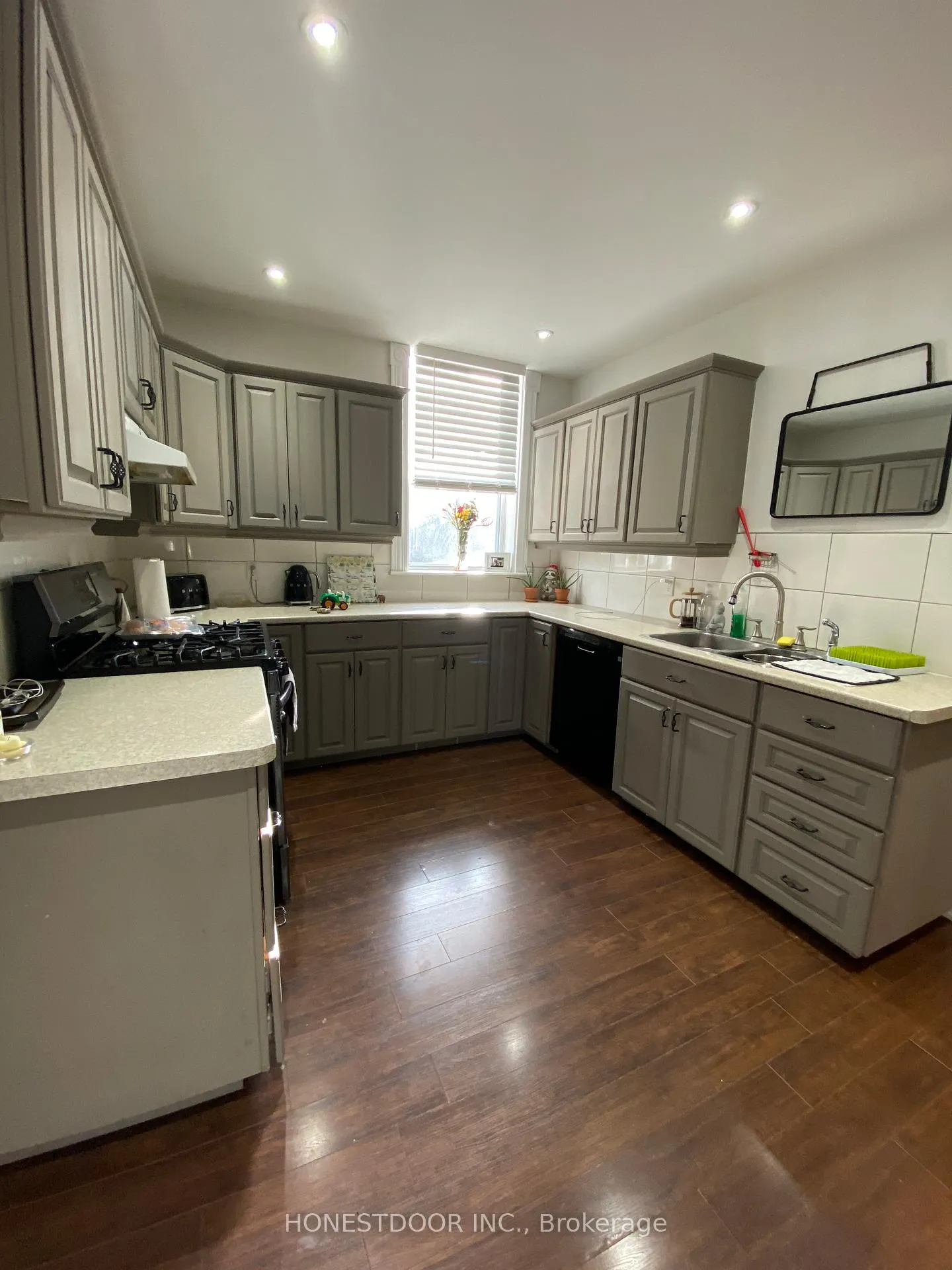 Photo 7 of 103 Victoria Avenue S, Hamilton, Stinson — HOMEH