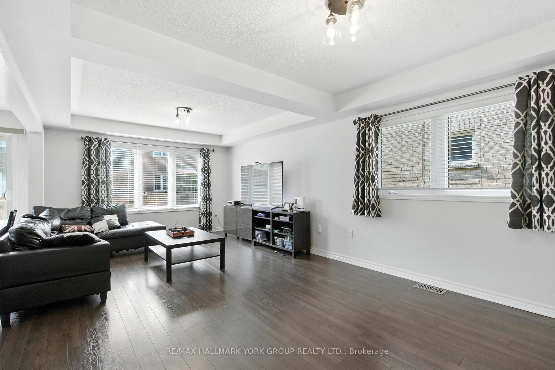 Photo 8 of 40 Hutt Crescent, Aurora, Bayview Northeast — HOMEH
