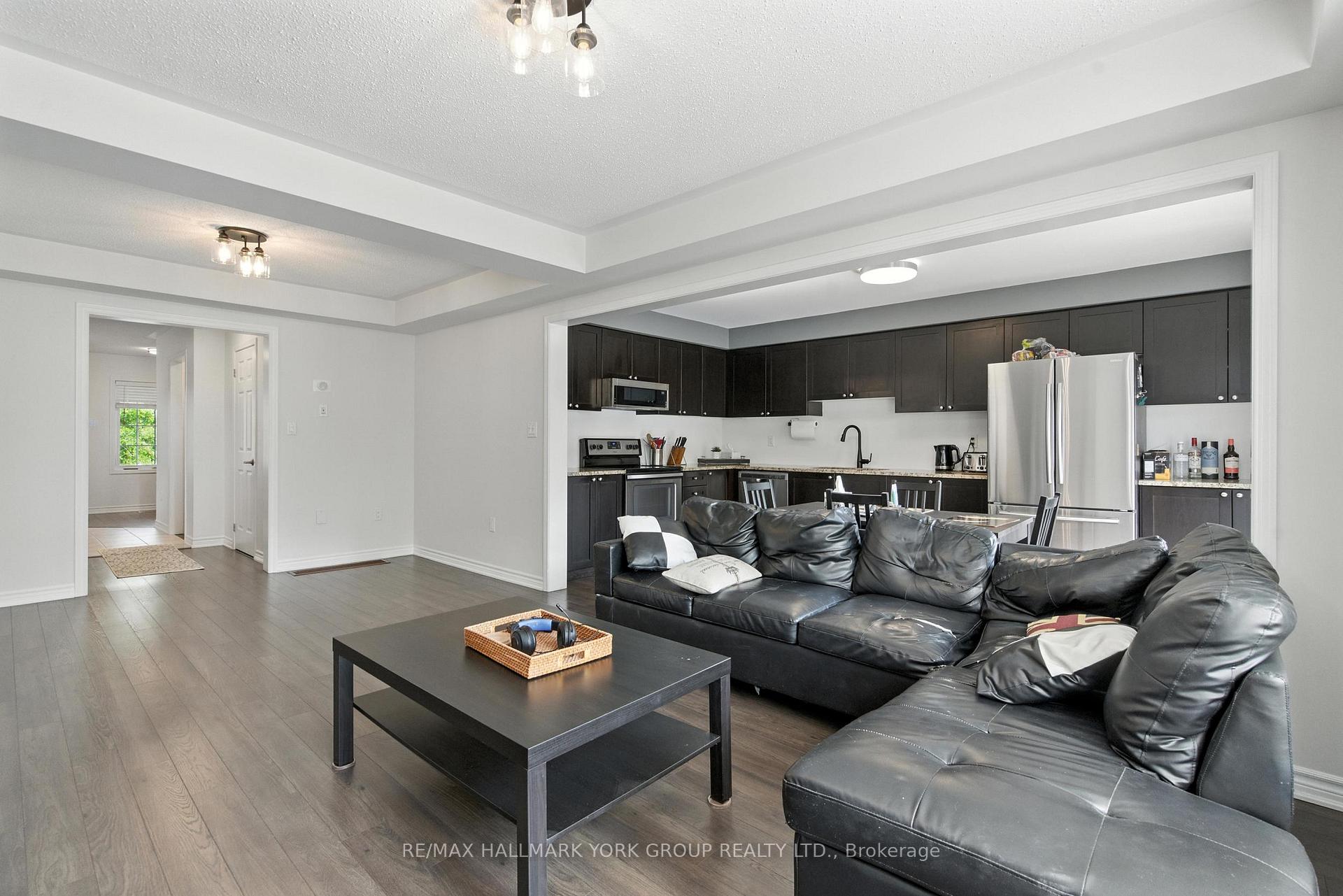 Photo 12 of 40 Hutt Crescent, Aurora, Bayview Northeast — HOMEH