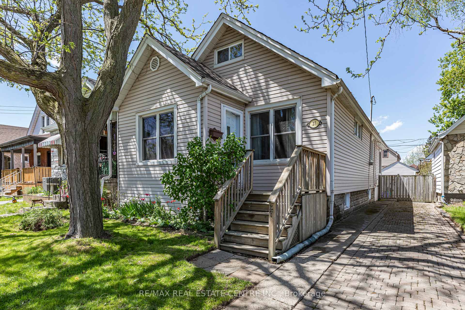Front of 27 Barons Avenue N