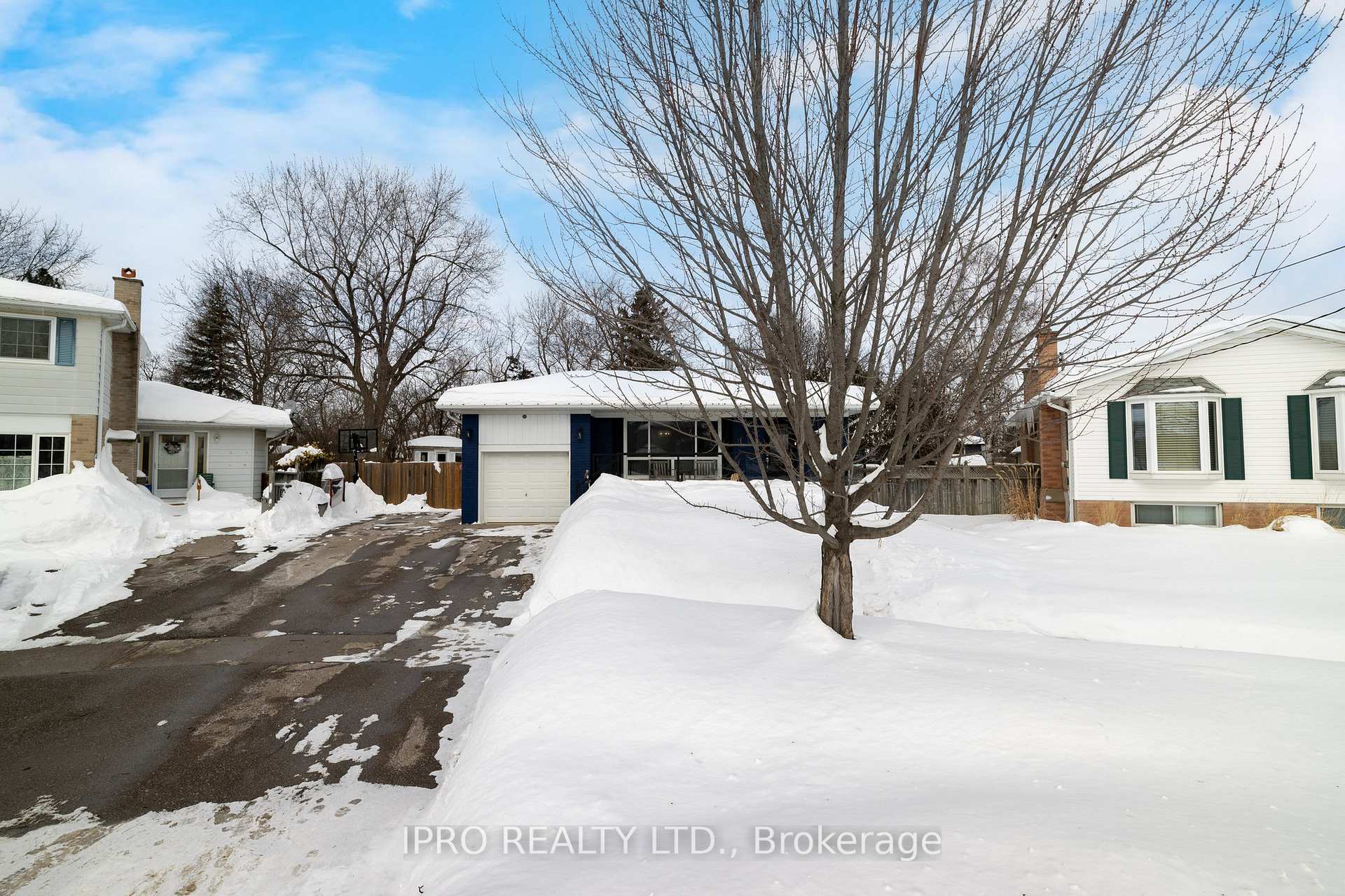 Photo 2 of 51 Stockman Crescent, Halton Hills, Georgetown — HOMEH