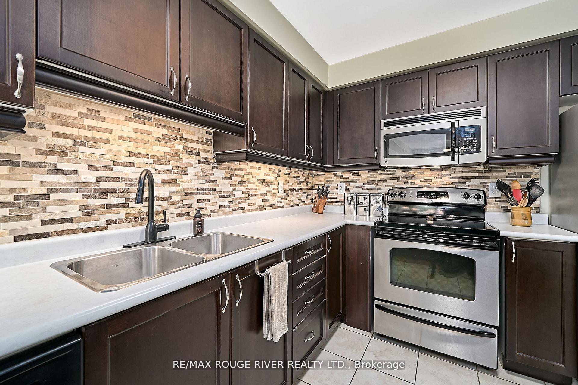 Photo 12 of 26 Lander Crescent, Clarington, Bowmanville — HOMEH