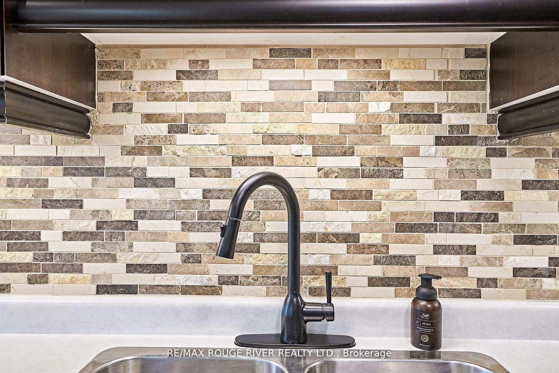 Photo 14 of 26 Lander Crescent, Clarington, Bowmanville — HOMEH