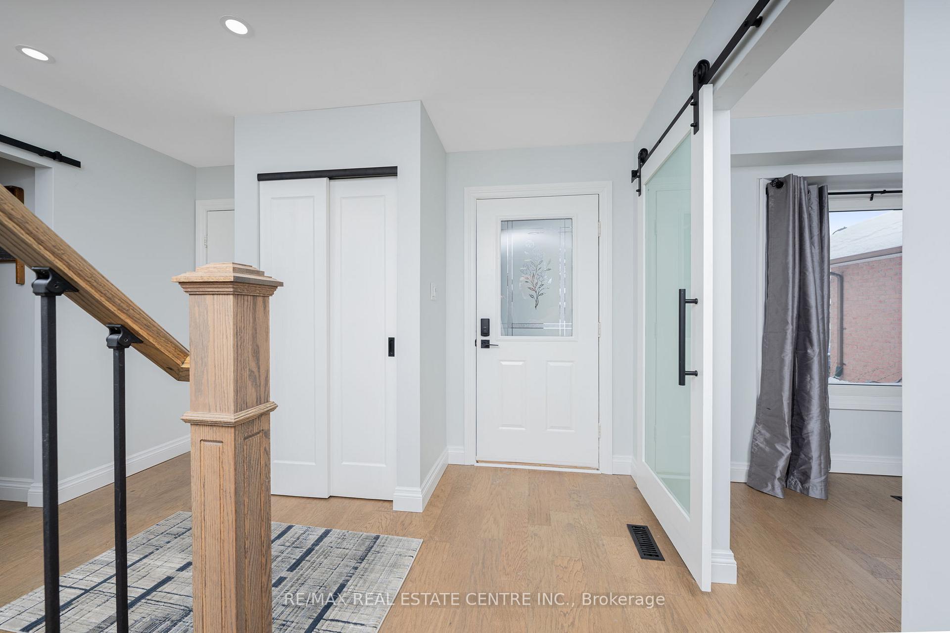 Photo 3 of 40 Calvert Drive, Halton Hills, Georgetown — HOMEH