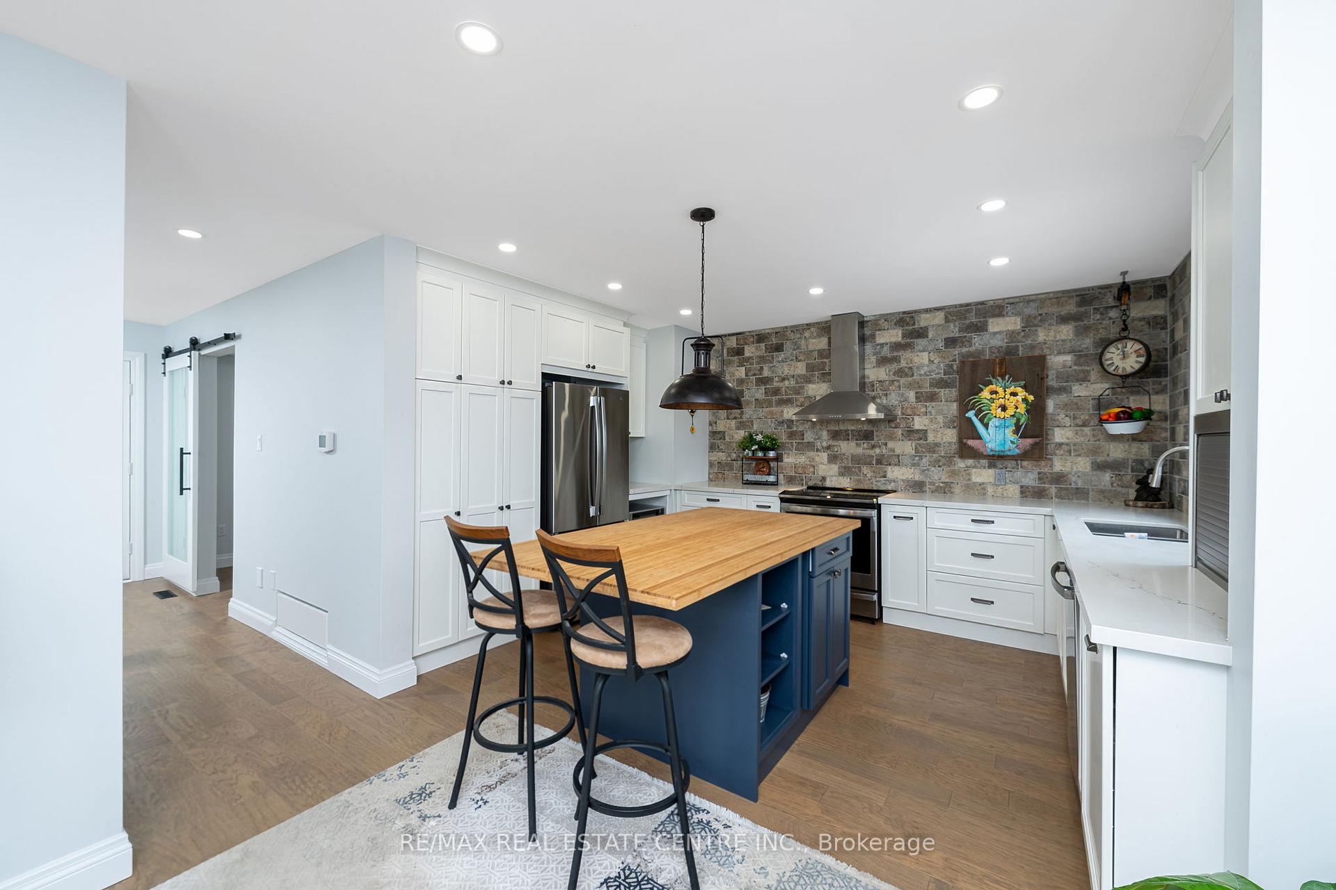 Photo 10 of 40 Calvert Drive, Halton Hills, Georgetown — HOMEH